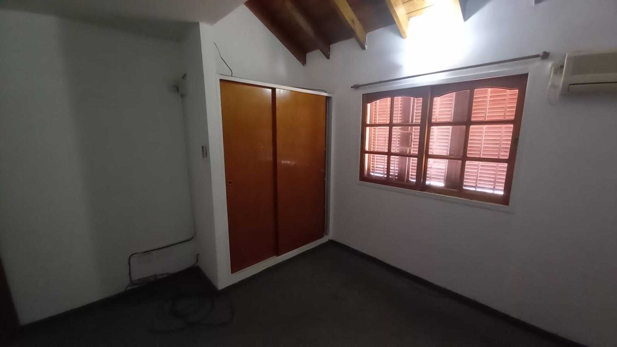 Duplex al frente de 3 ambientes + playroom o escritorio, con cochera cubierta y patio. Villa luzuriaga. Sin expensas