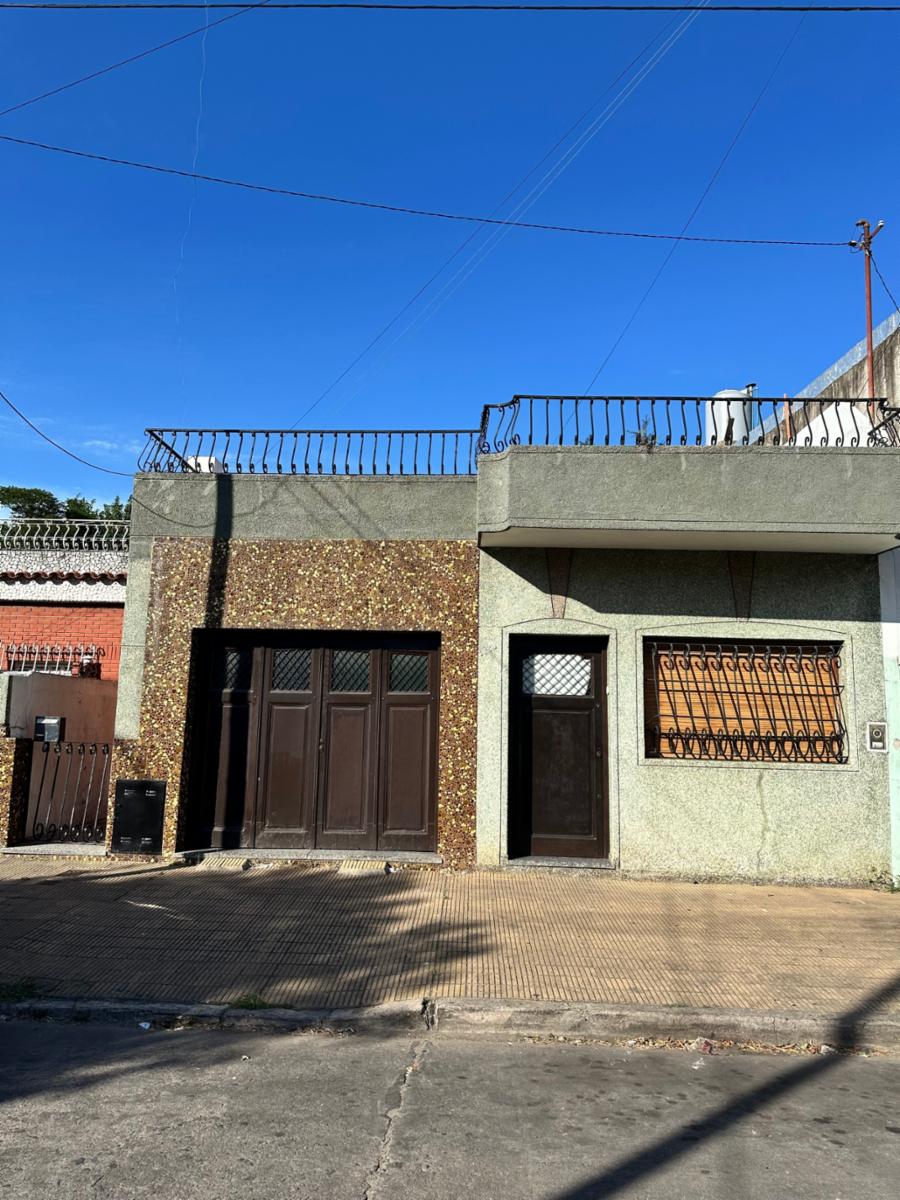 VENTA - CASA 4 AMBIENTES CON AMPLIO PARQUE - LOTE DE 375 m2 -VILLA MADERO