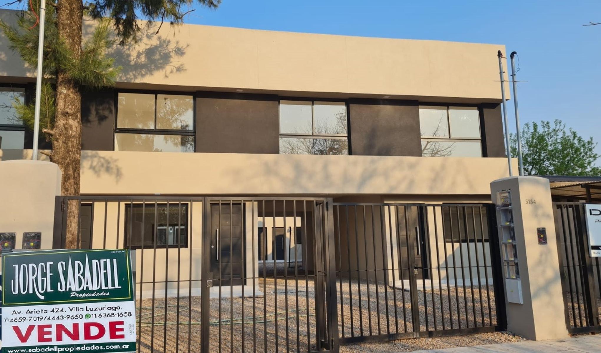 Dúplex a estrenar 3 ambientes al contra frente con cochera y patio. Muyluminoso. NUEVO VALOR