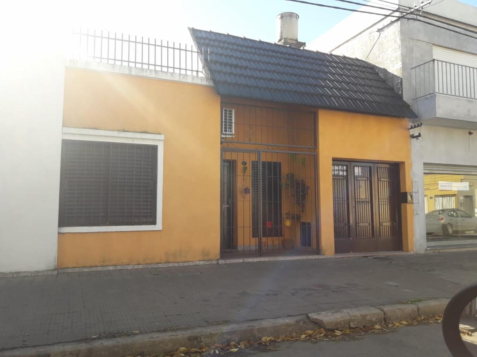 CASA TRES DORMITORIOS CON GARAGE Y JARDIN