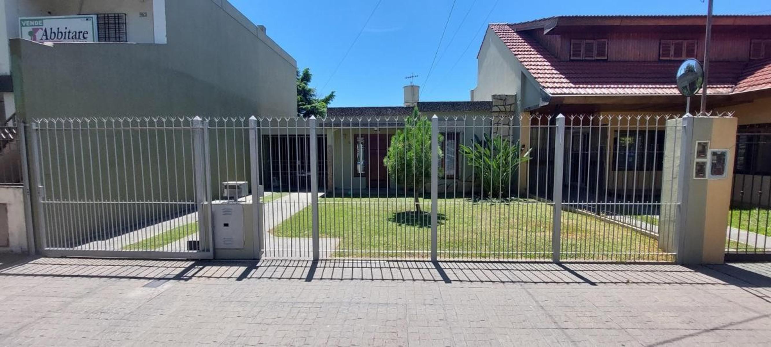 CASA AMERICANA 3 AMB CON DEPTO.DE 2 AMB EN T.PROPIO .V.SARMIENTO