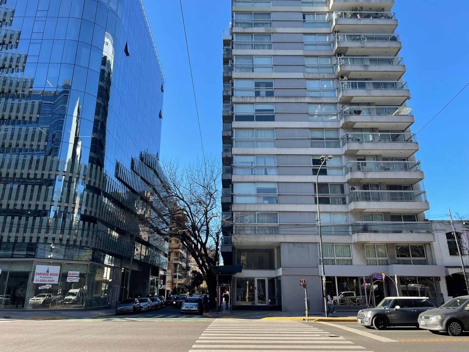 Excelente semipiso de 4 ambientes con dependencia de servicio enedificio de categoria. Cochera cubierta en edificio con amenities.