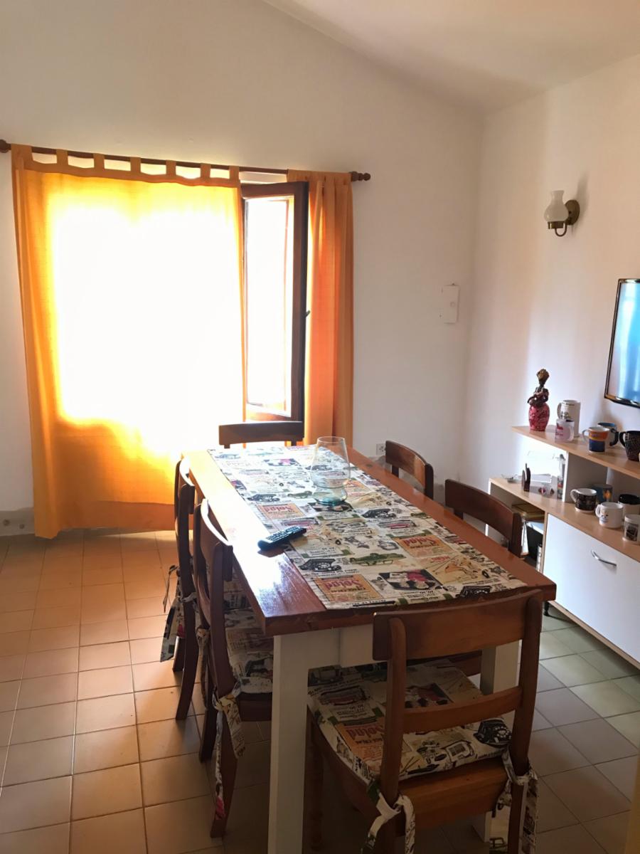 CASA DE DOS DORMITORIOS , PATIO GRANDE, CERCA DEL CENTRO