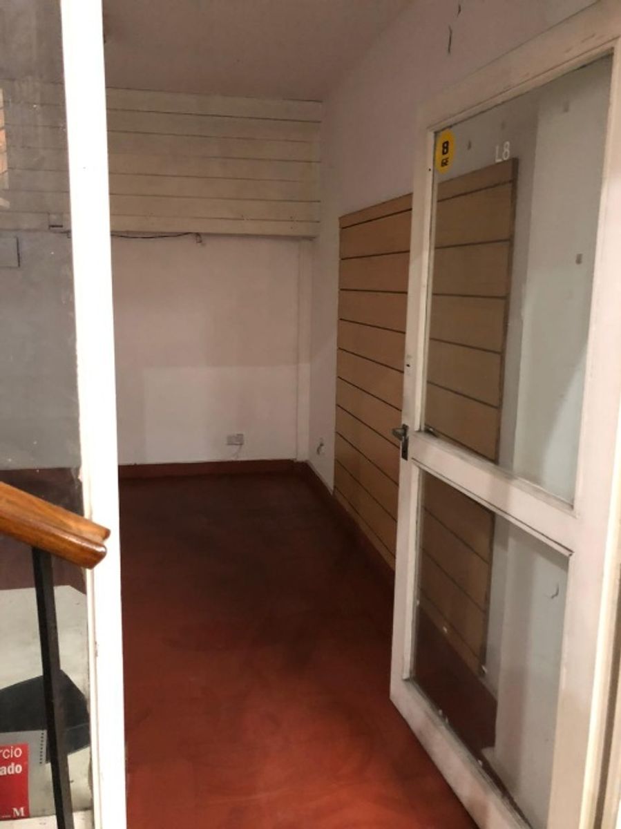LOCAL COMERCIAL EN GALERIA PASEO EN VENTA - MORON CENTRO