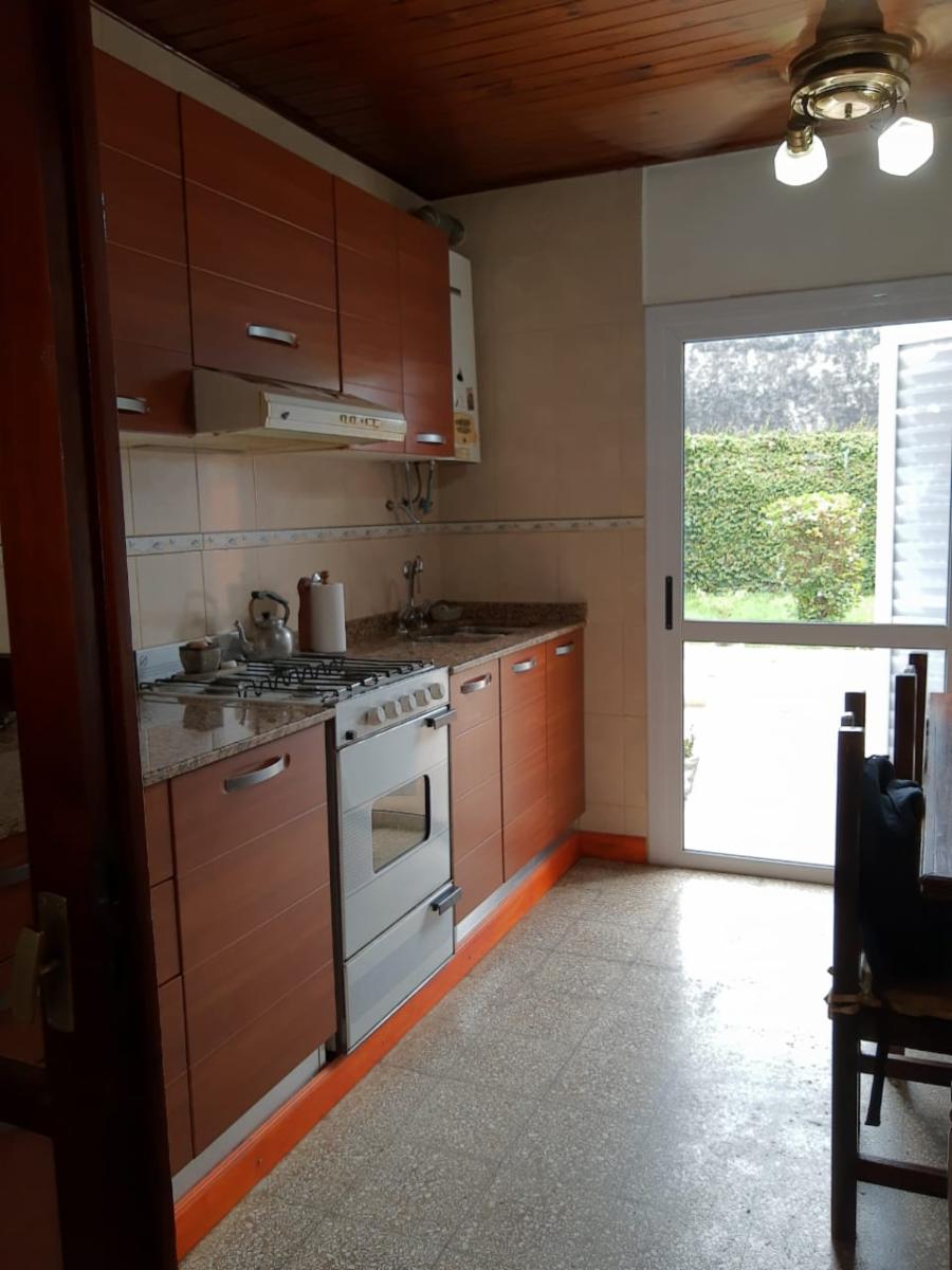 Casa  calle 100, zona Av. Mitre