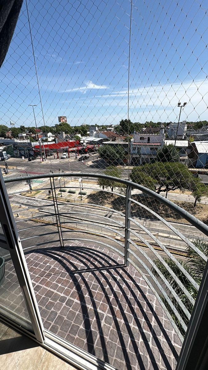 Departamento 2 Ambientes Al Frente Con Balcon Frente Al Metrobus...