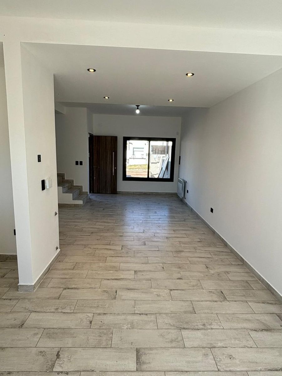 EXCELENTE DUPLEX EN BARRIO FORESTA