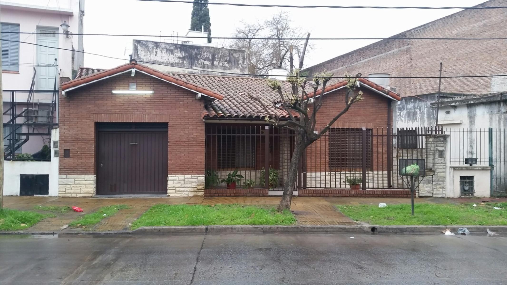 CHALET con muy buena distribucion, ambientes amplios, 3 dormitorios mas dependencia, living, cocina-comedor, gran patio, parrilla cuarto de herramientas y lavado, apto credito bancario