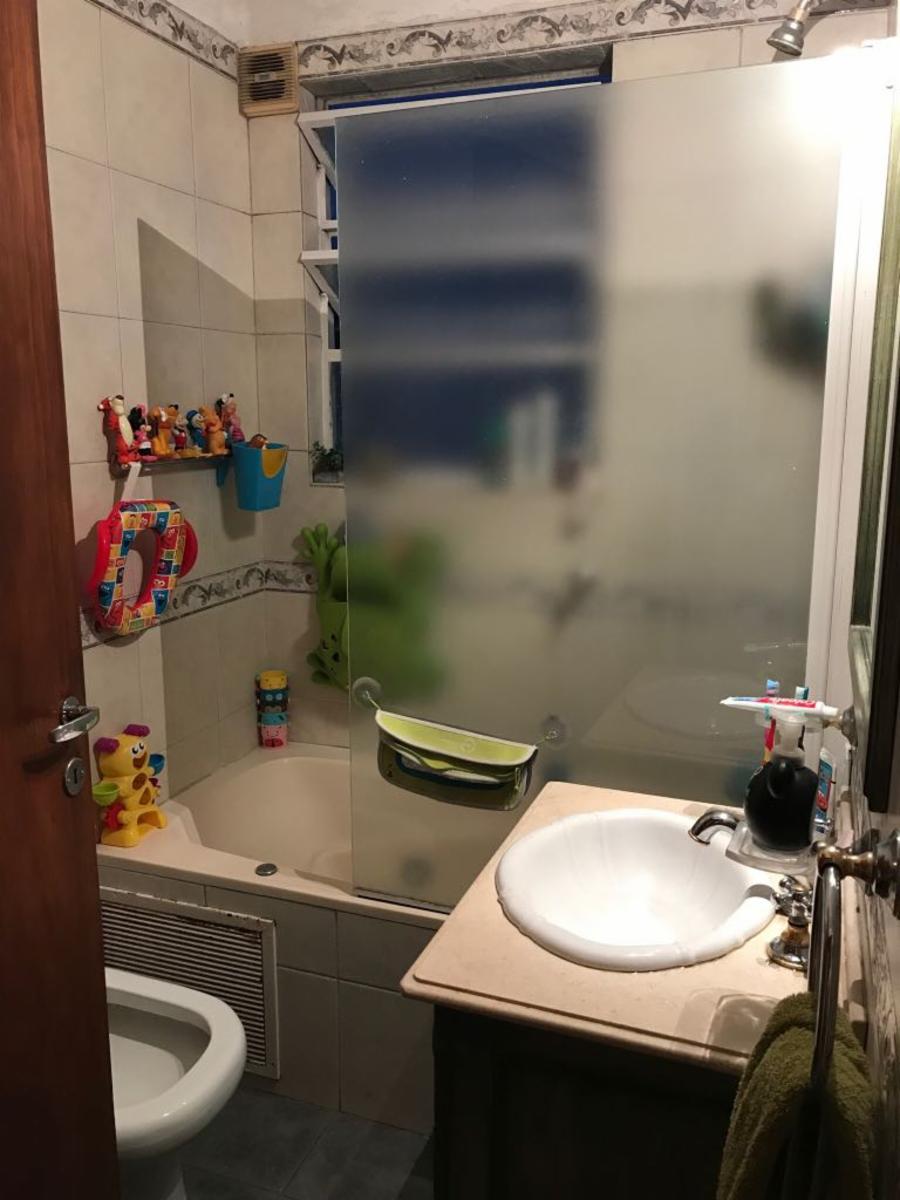Depto 3 Amb a la calle con balcon de 8 mt , toilette bajas Exp.  OPORTUNIDAD