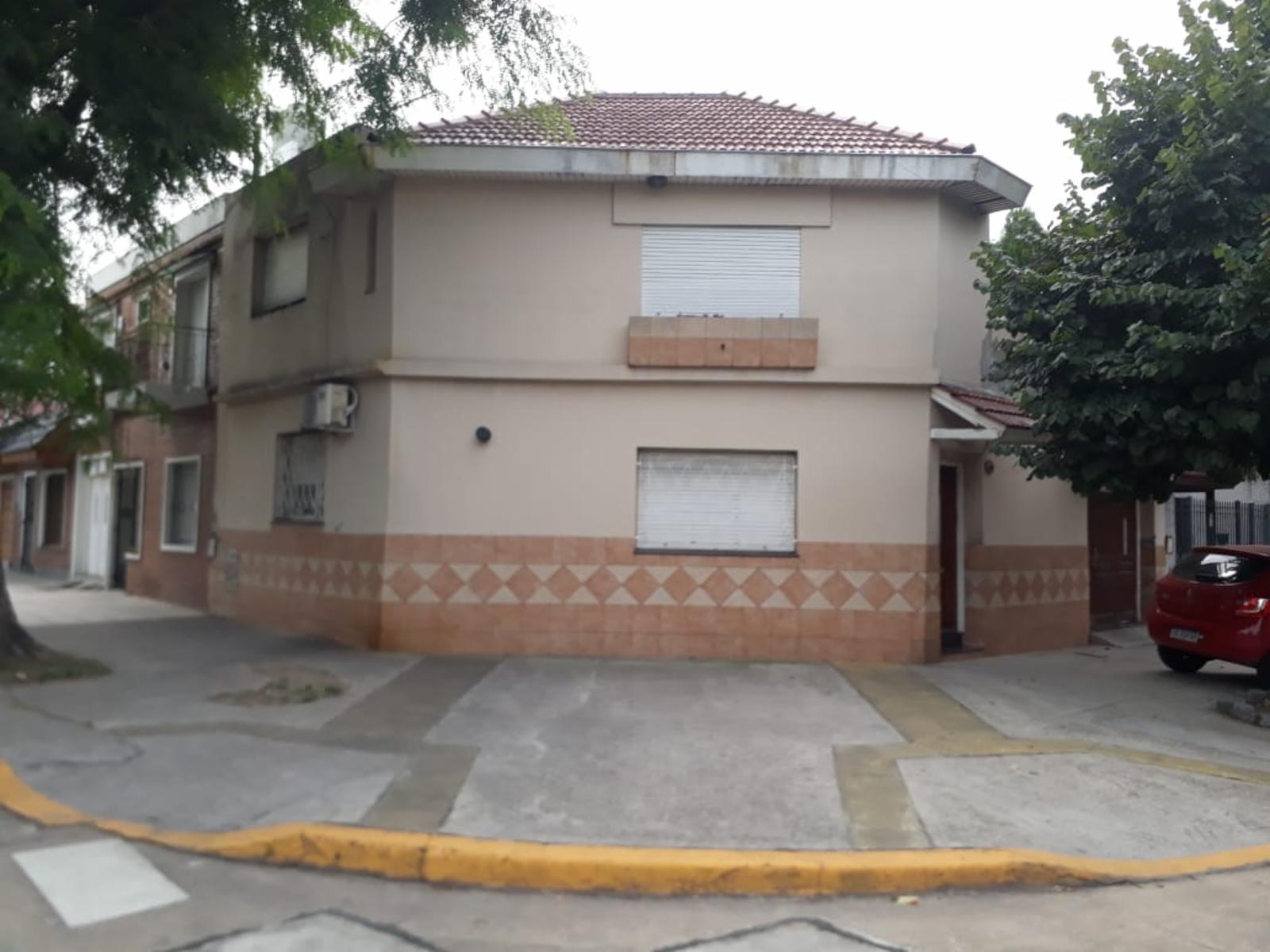 Casa 5 amb. En buen estado.2 plantas