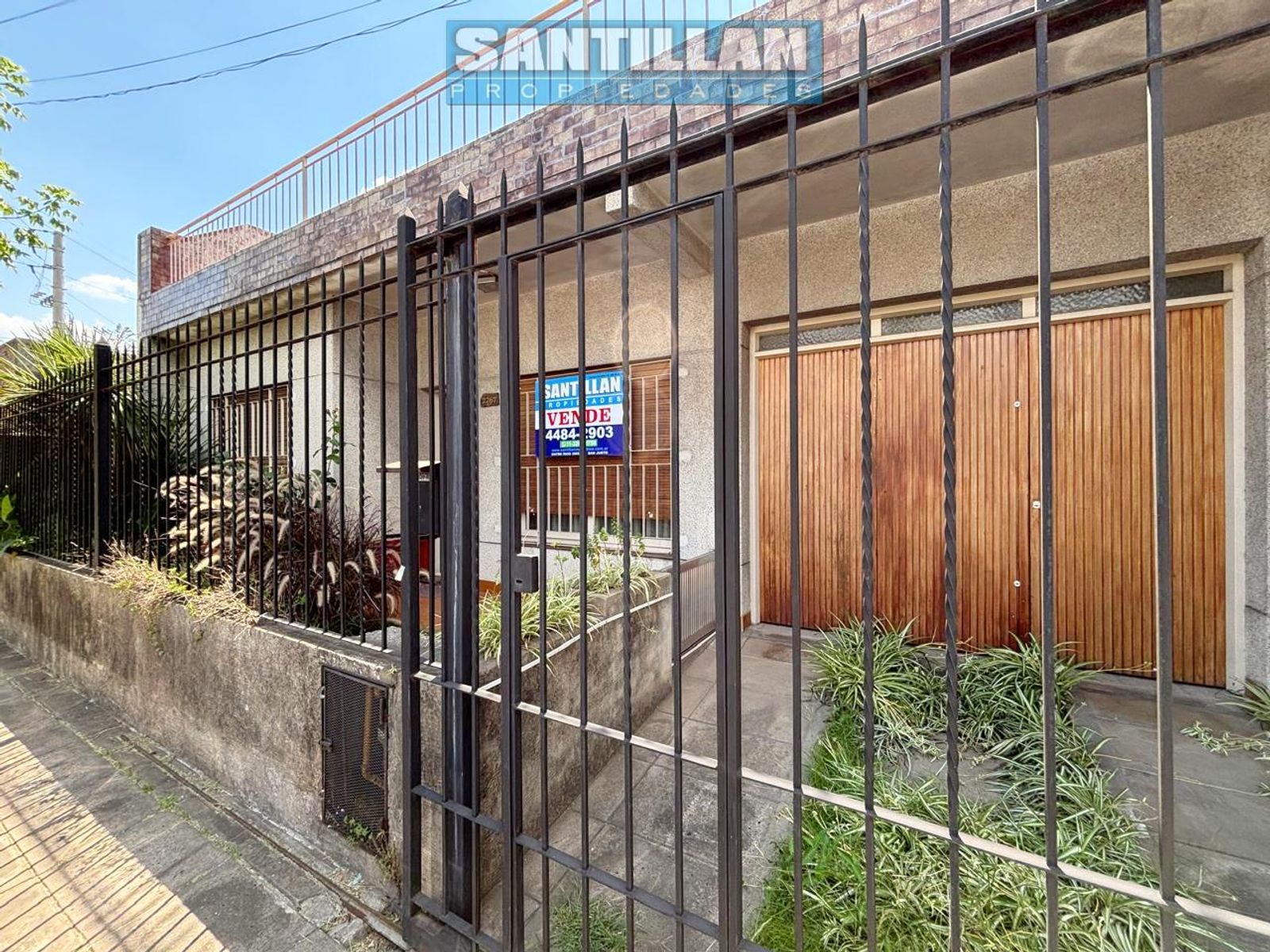 CASA DE 3 AMBIENTES CON COCHERA EN LOTE PROPIO - SAN JUSTO