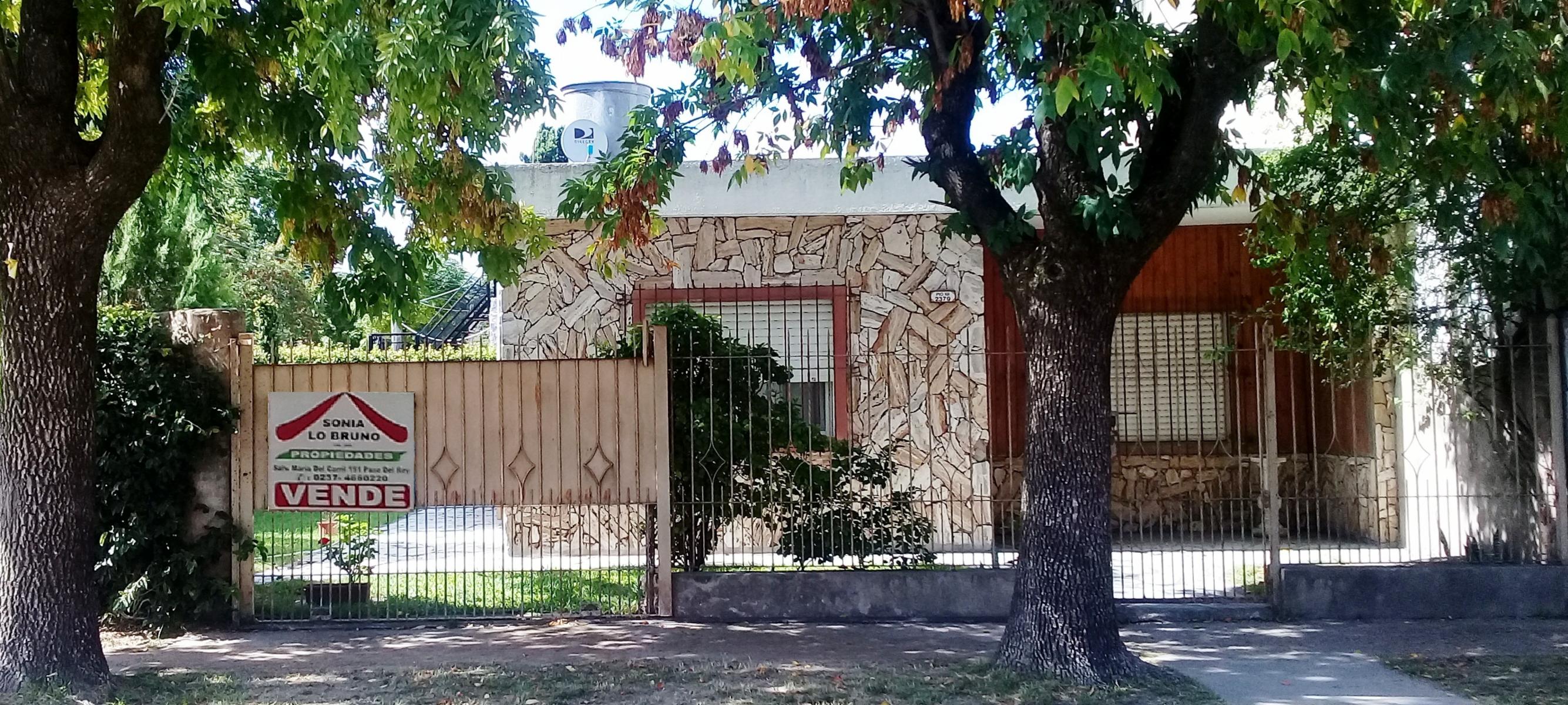 Casa americana  permuta por depto, centrico planta baja o con ascensor.-
