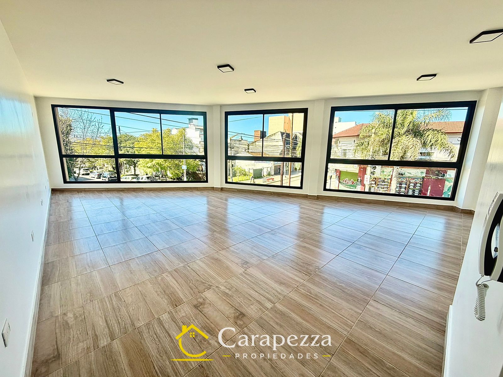 Oficina Comercial / Local En 1° Piso en Alquiler en Villa Bosch