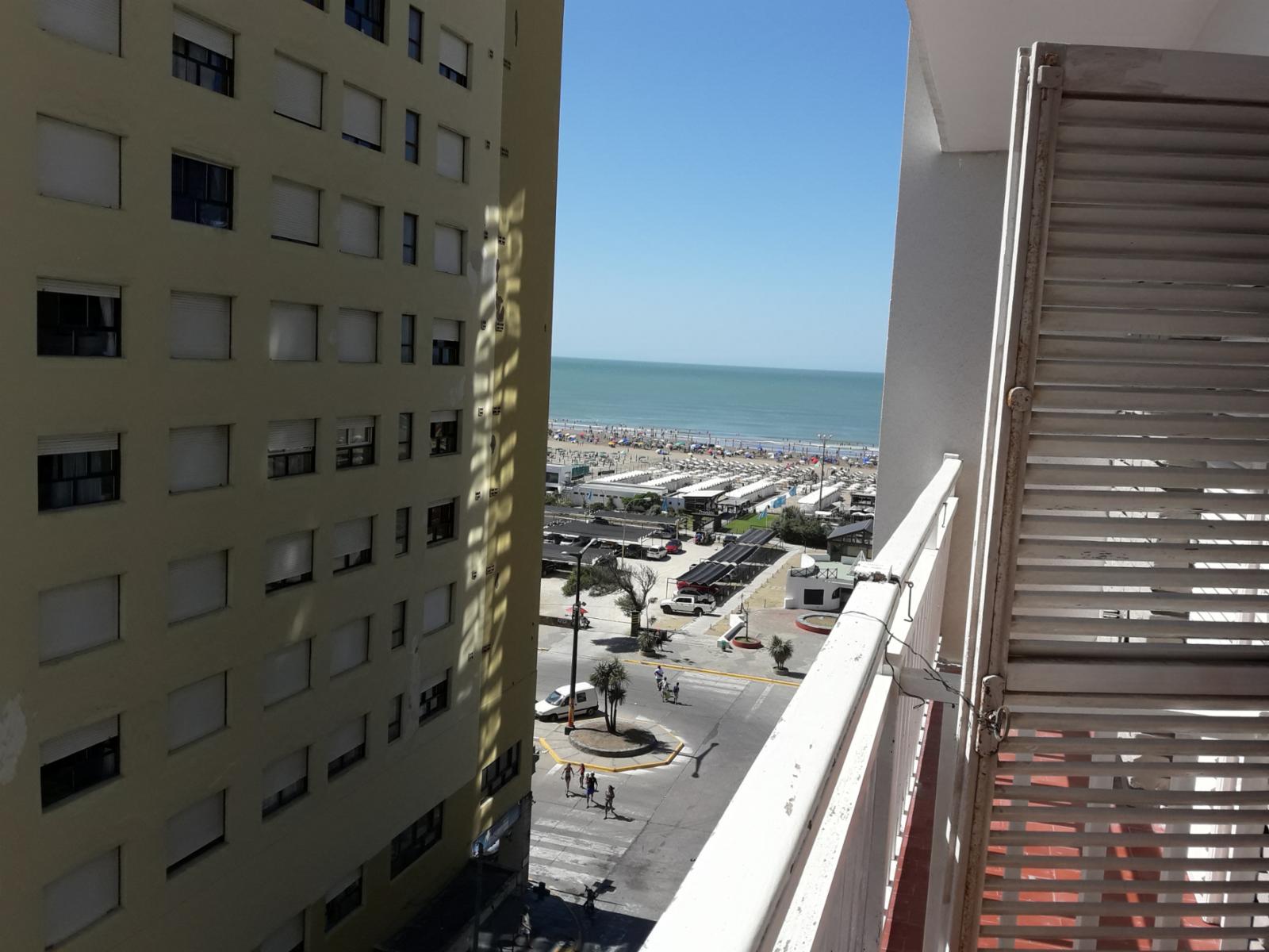 ALQUILER TEMPORARIO X DIA  UN AMBIENTE DIVIDIDO A METROS DEL MAR AL FRENTE  VISTA AL MAR 