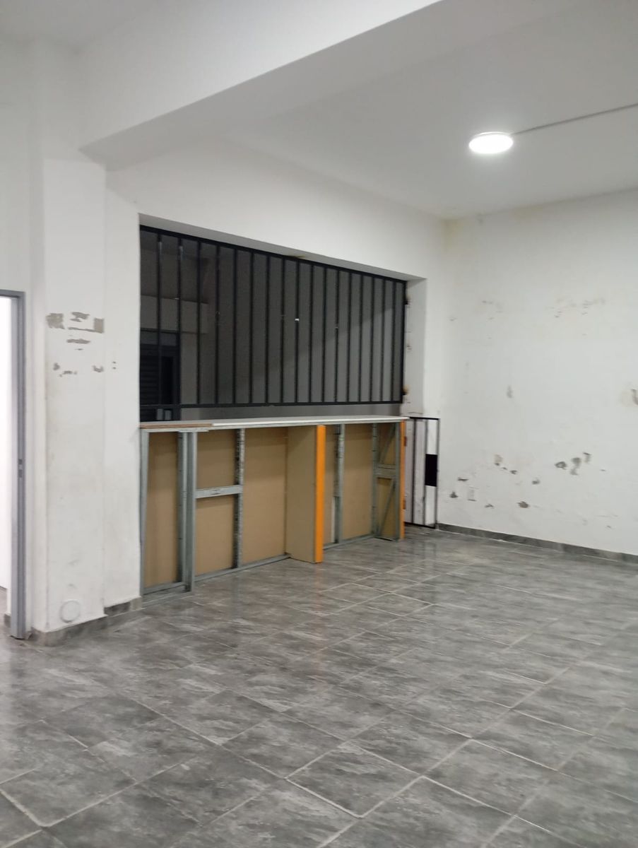 LOCAL COMERCIAL O PARA USO DE DEPOSITO - HAEDO SUR