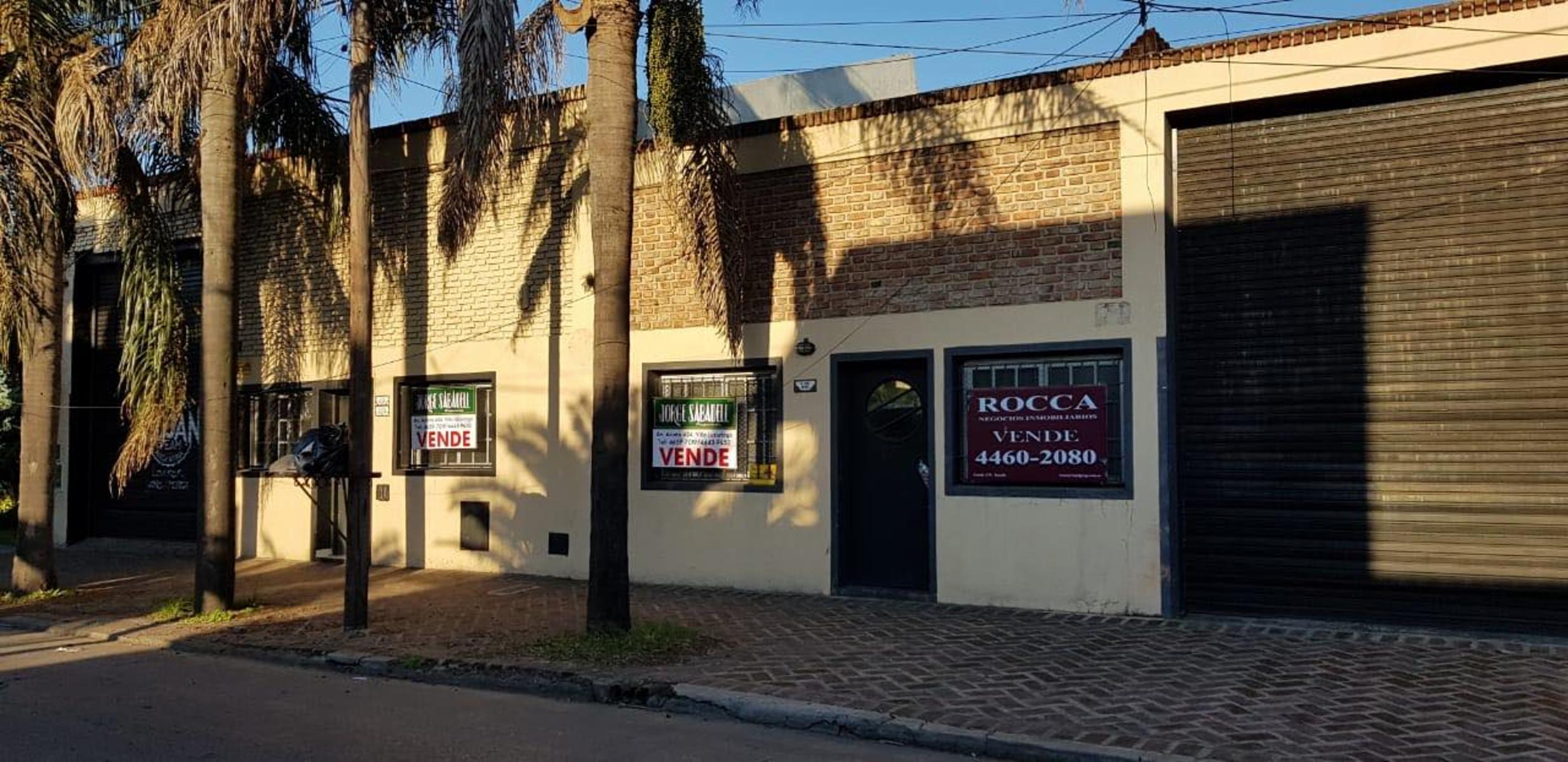 GALPÓN SOBRE LOTE 10X32 DE 350m2 CUBIERTOS MAS ENTREPISO, OFICINAS, BAÑOS, VESTUARIO Y LOFT CON BAÑO INSTALADO, PATIO Y PARRILLA.