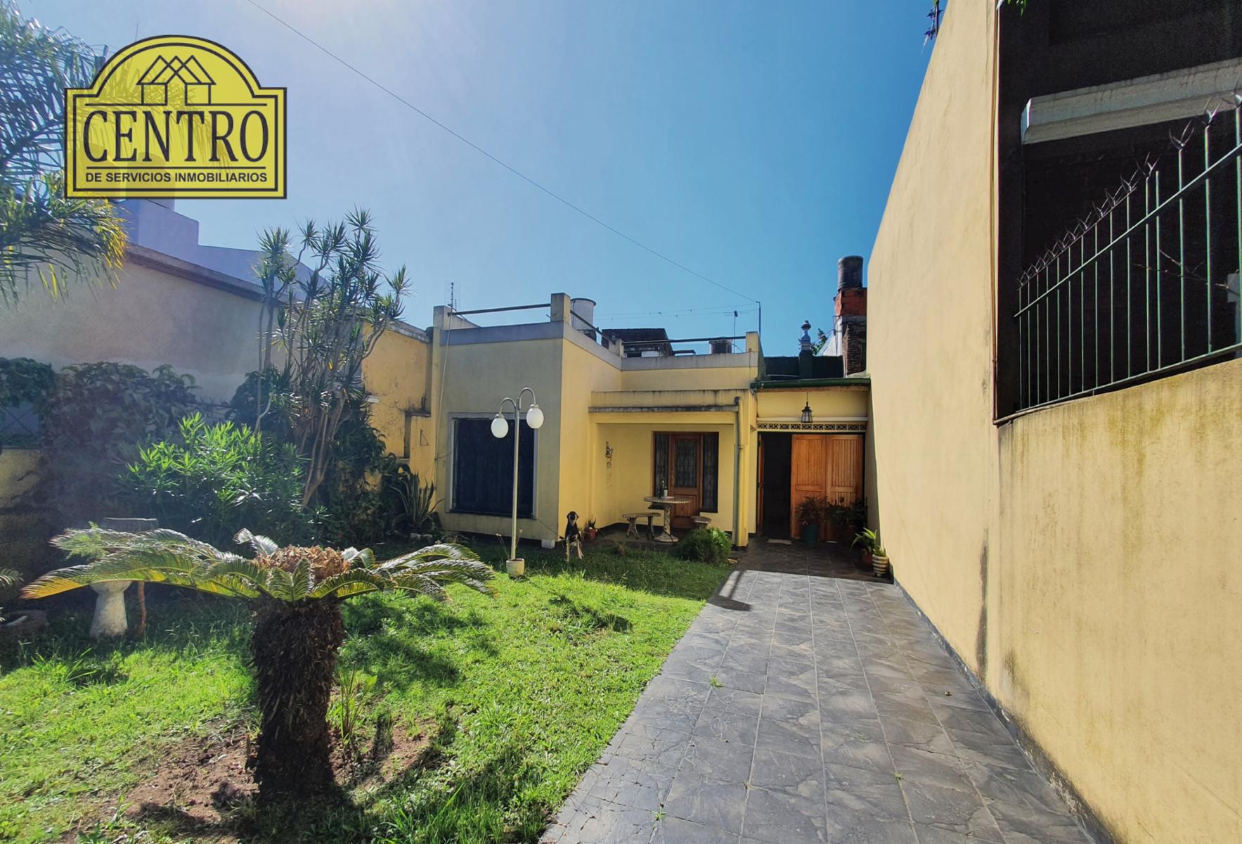 Casa, 3 Ambientes, Hermoso Jardin, Parrilla, Amplia Cochera.