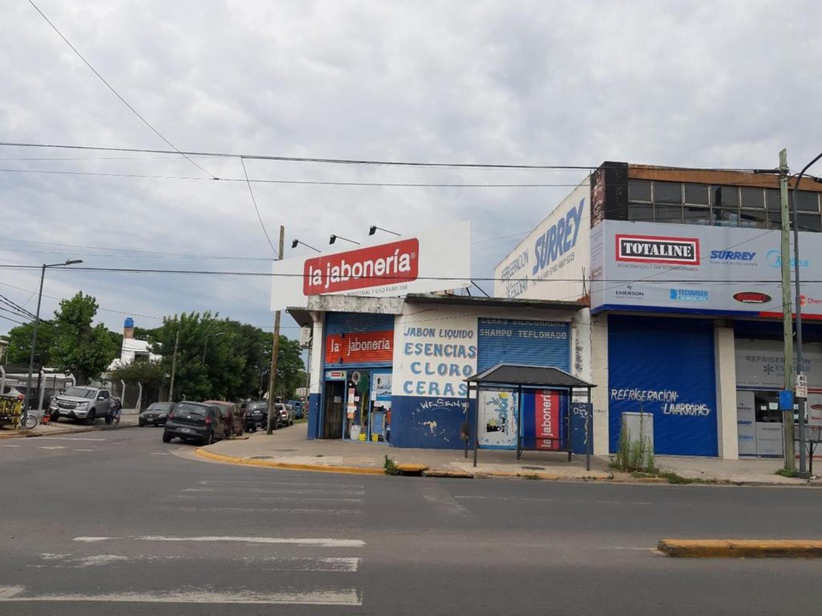 GRAN LOCAL COMERCIAL DE 140 M² CUBIERTOS Y 95 M² DESCUBIERTOS UBICADO SOBRE AVENIDA PRESIDENTE PERÓN