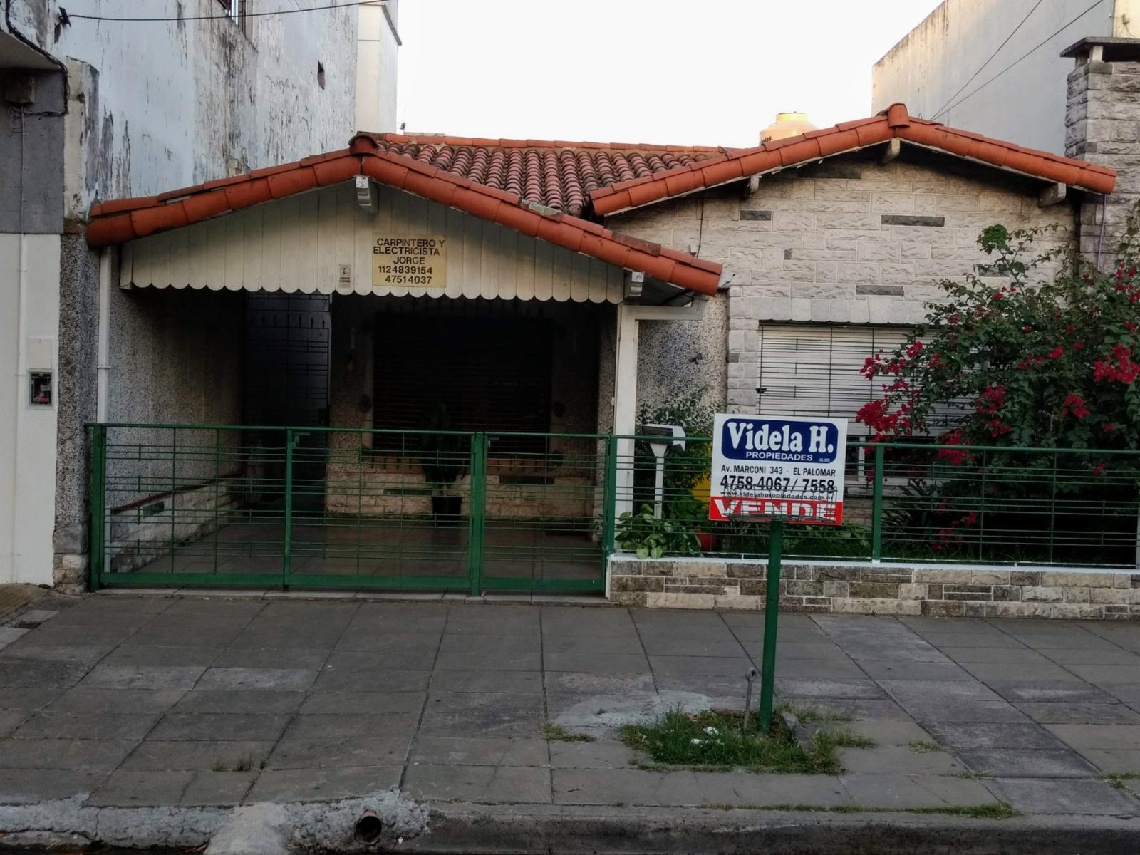CASA DE 3 AMBIENTES EN LOTE PROPIO.