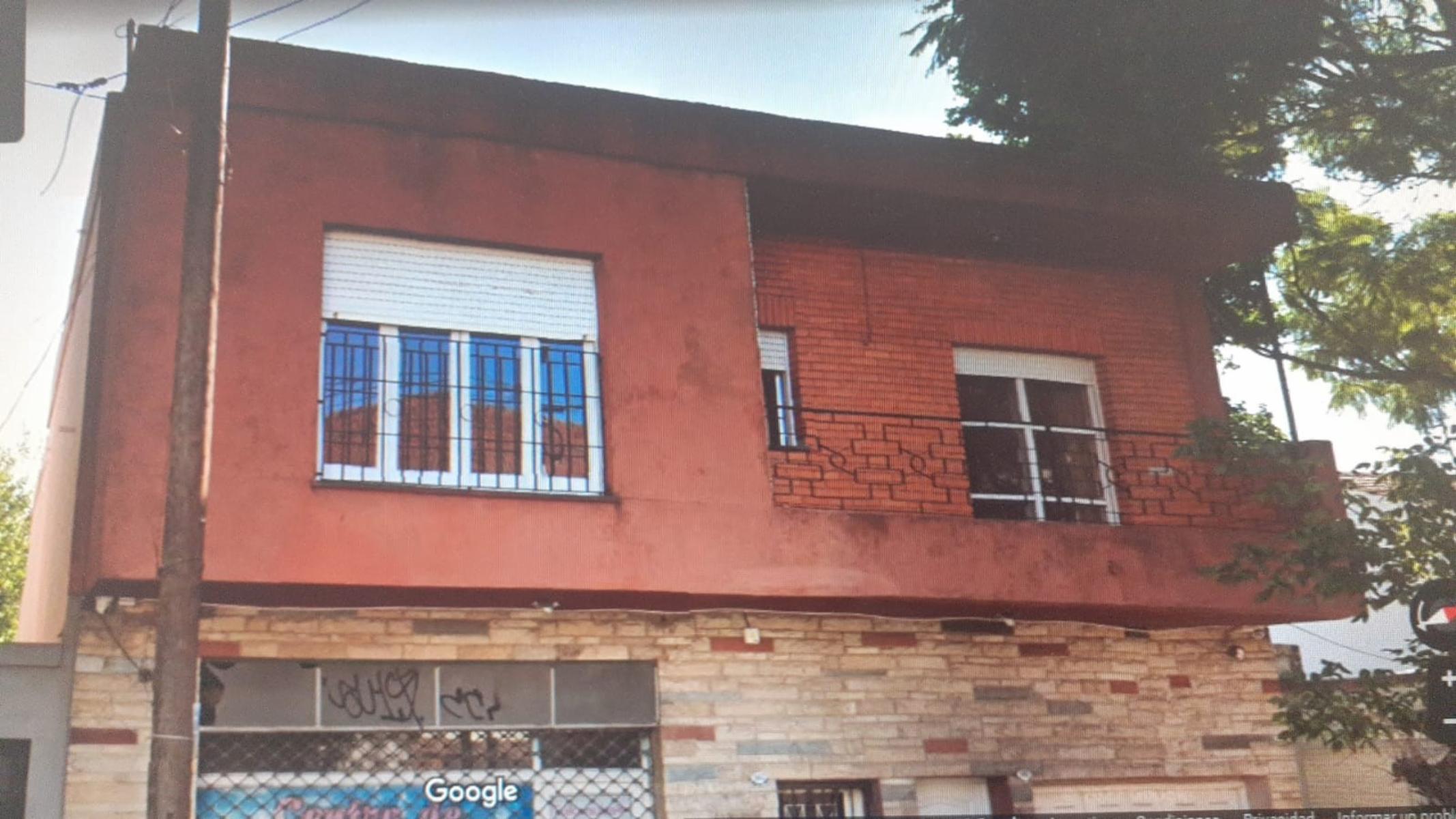 VENTA - Amplio PH en Planta Alta de 3 Ambientes a Metros de  Av. H. Yrigoyen