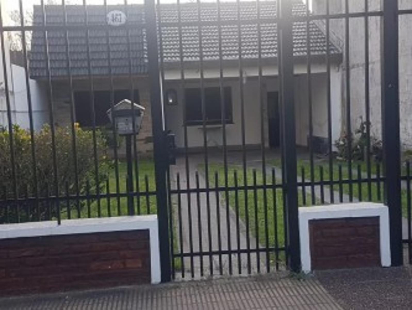 VENTA CASA 3 AMBIENTES CON GALPON Y PARQUE
