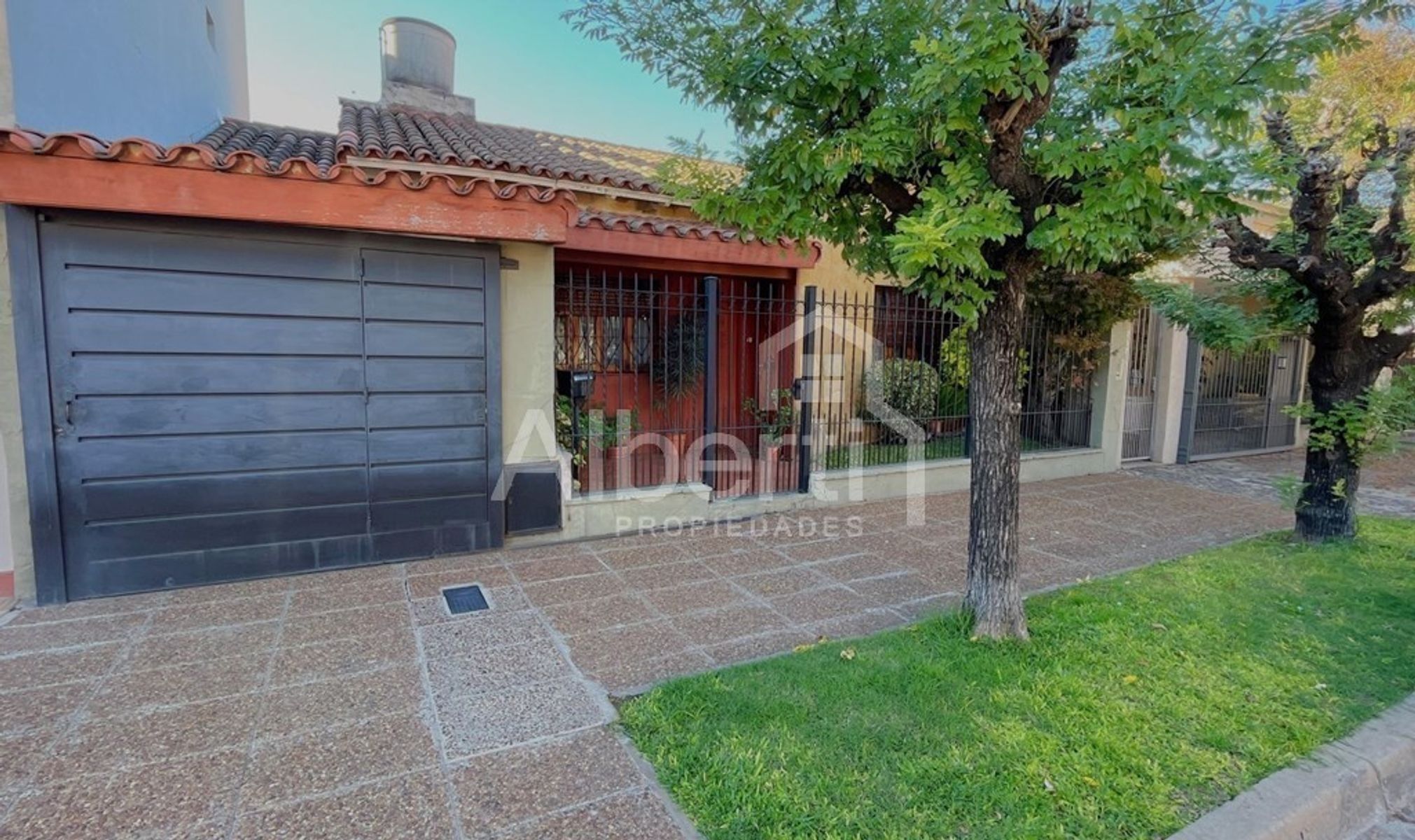 VENTA CHALET 3 AMBIENTES CON PILETA EN HAEDO.