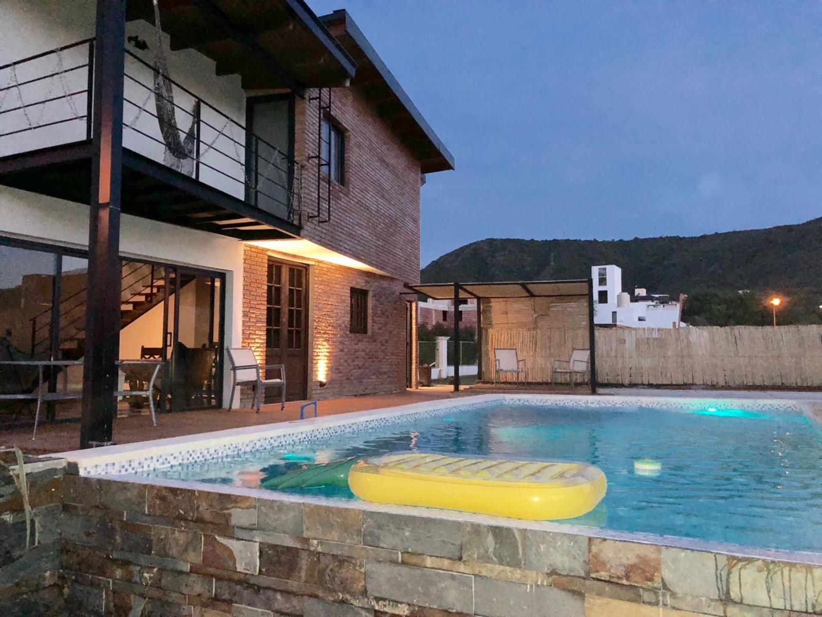 EXCLUSIVO CHALET TIPO LOFT EN BARRIO CERRADO. CON PISCINA. FRENTE AL RIO. SEGURIDAD 24 HORAS.