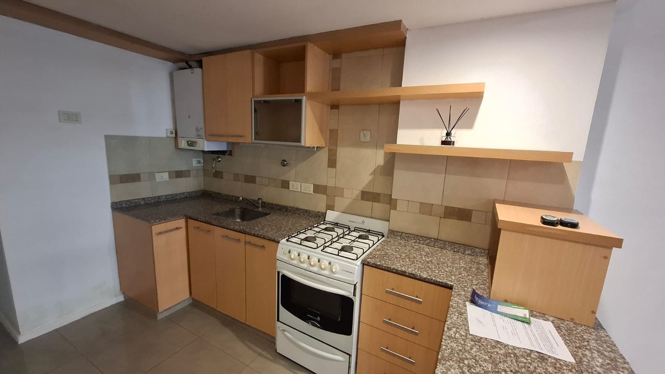 EXCELENTE DEPARTAMENTO 2 AMBIENTES CON BALCON AL FRENTE, EN EL CENTRO DE RAMOS MEJIA.