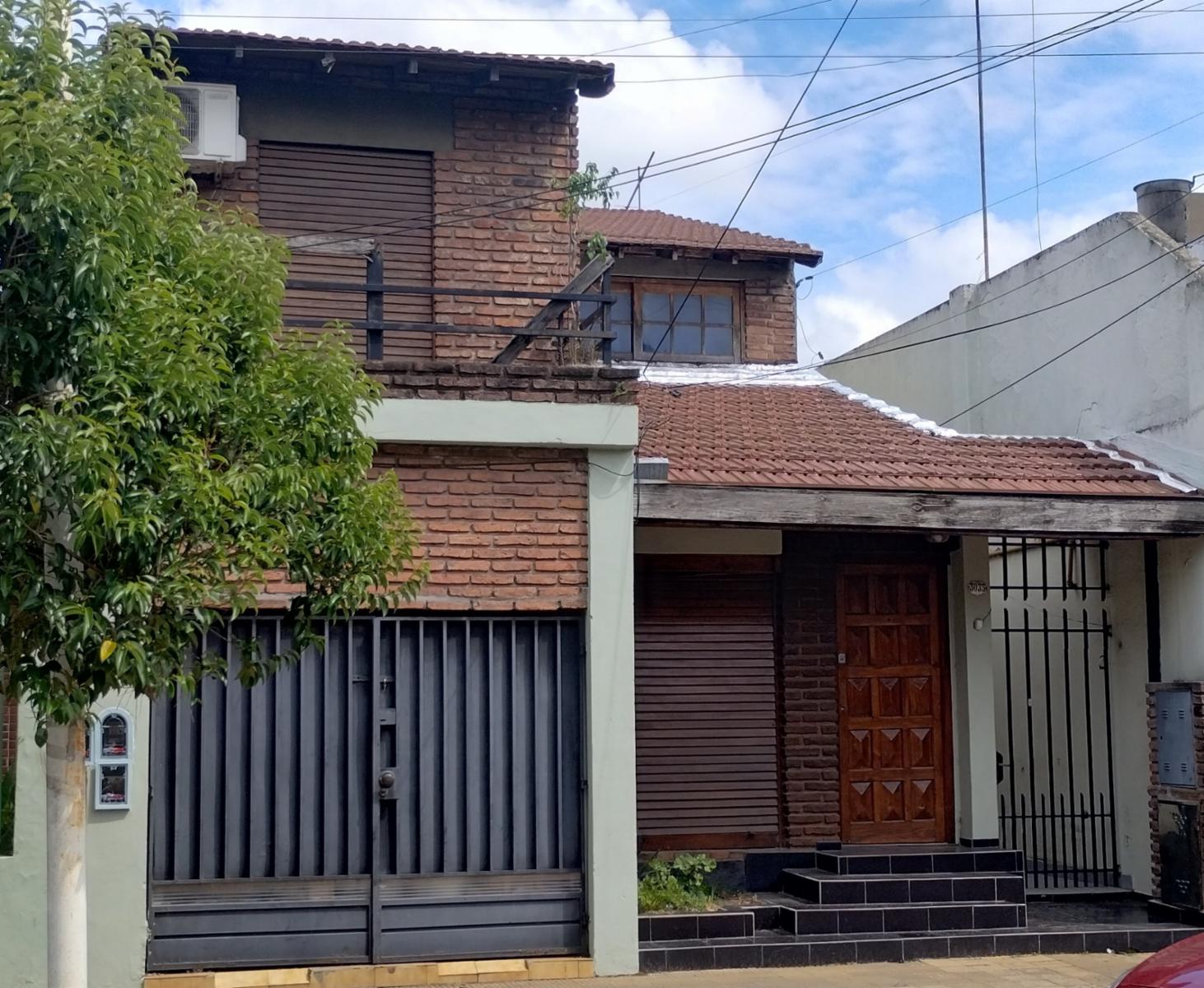 Casa al frente en ph de 4 ambientes,2 baños, garage. Apto Credito.