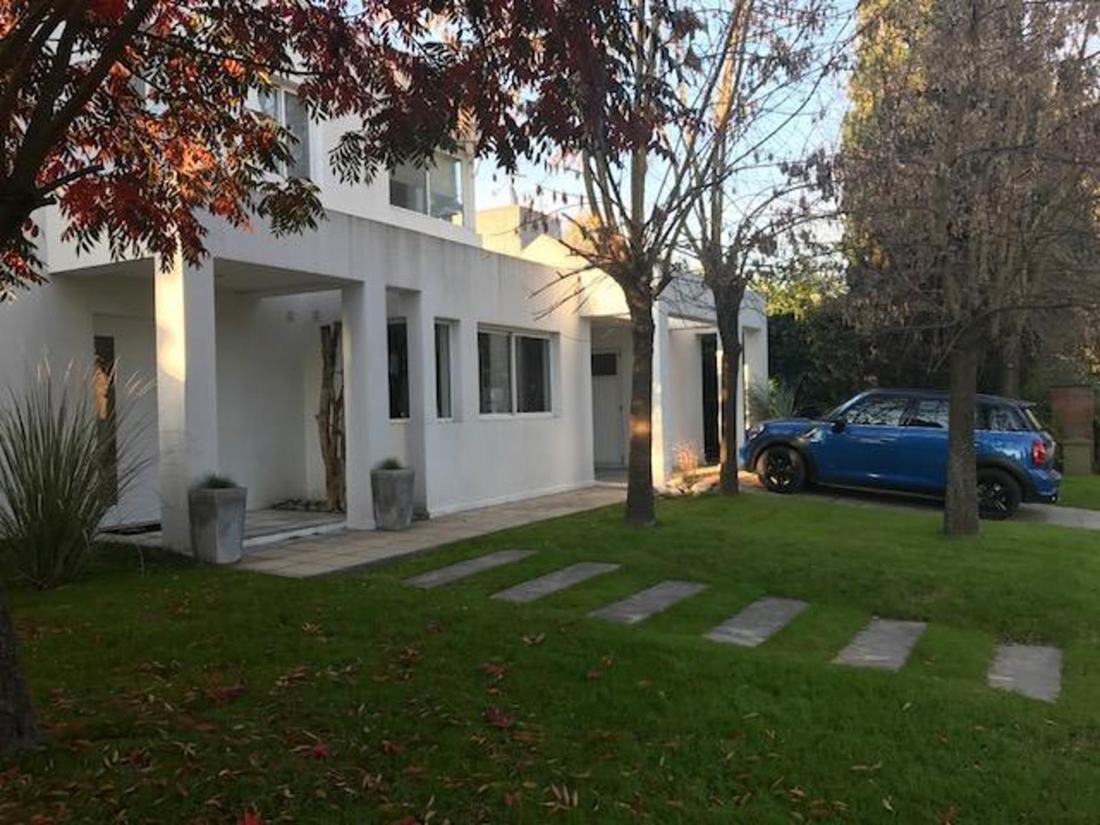 Casa en venta de lujo estilo minimalista en venta en Country Banco Provincia