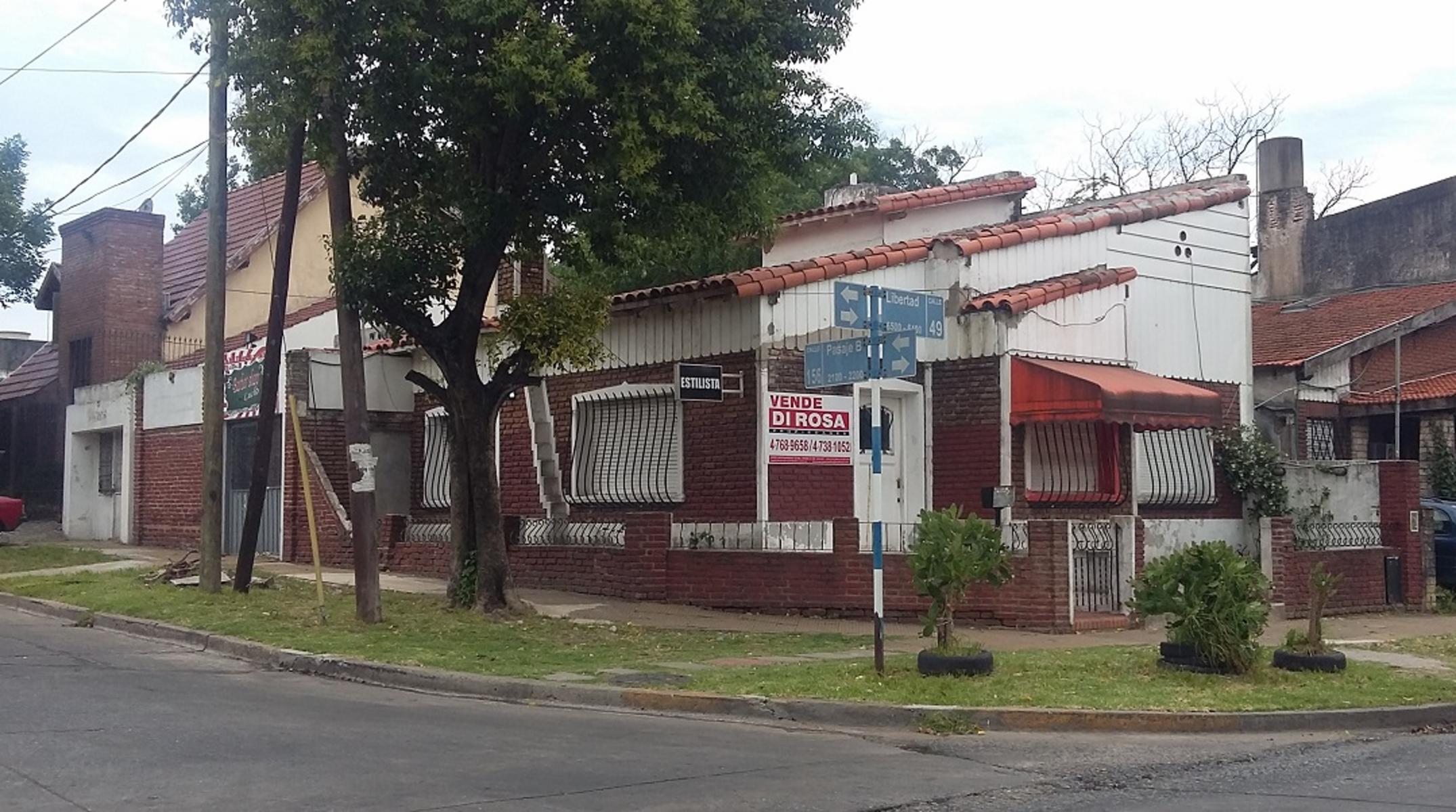 V.Ballester -  Excelente Chalet 4 amb. con garage, pxmo Avda Moreno.
