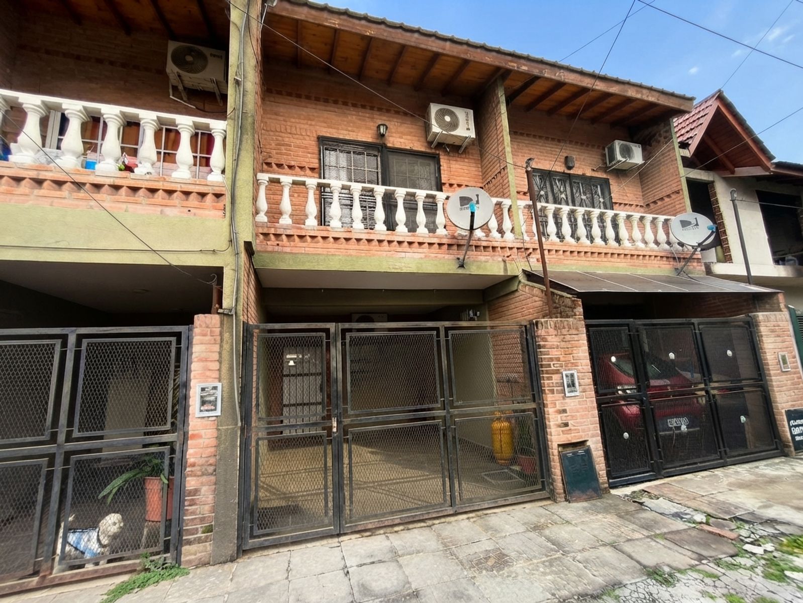 OPORTUNIDAD Hermoso e Impecable Dúplex de Dos Habitaciones con Vestidor, Patio y Garaje en La Gaviota 20 B, Ciudad Evita