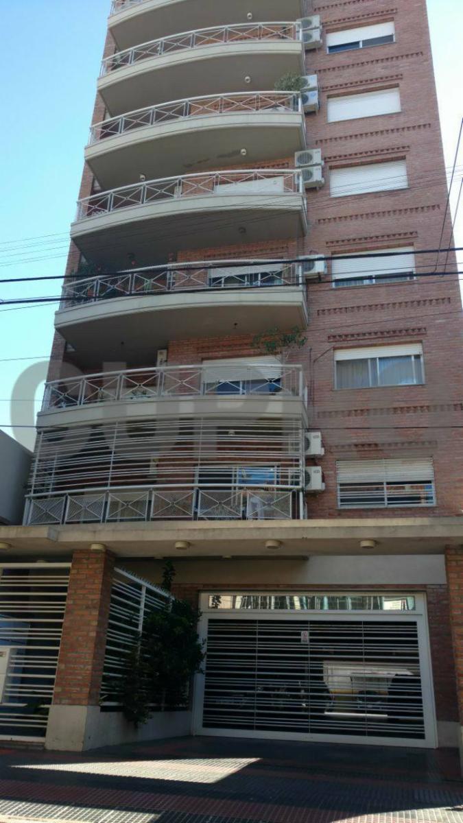 UNICO SEMIPISO 4 AMBIENTES CON  2 COCHERAS DETALLES DE CATEGORIA.