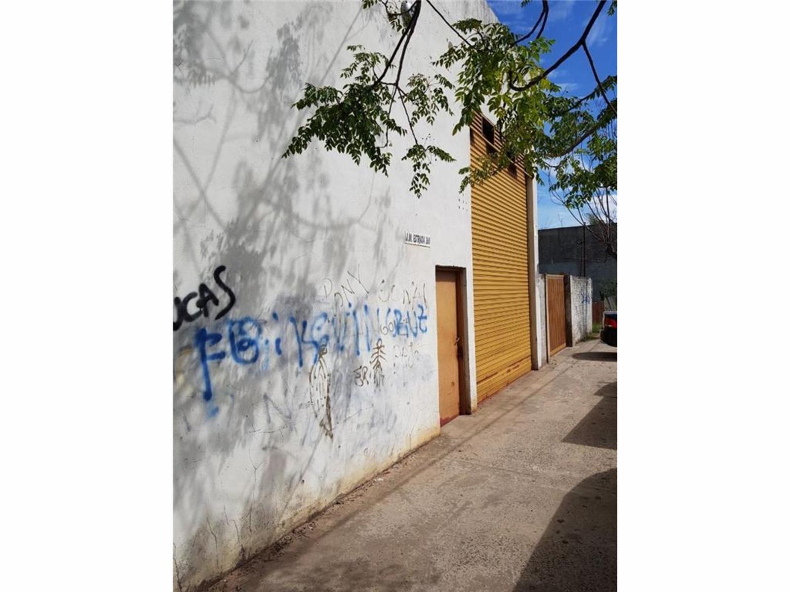 Venta de Galpon ubicado sobre Calle Estrada y Dastugue.- Paso del Rey