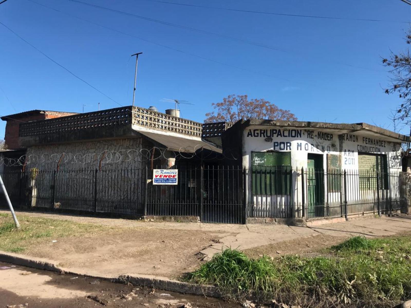 Casa 3 Amb. En Venta, con Local. Sobre Av. Principal - Moreno
