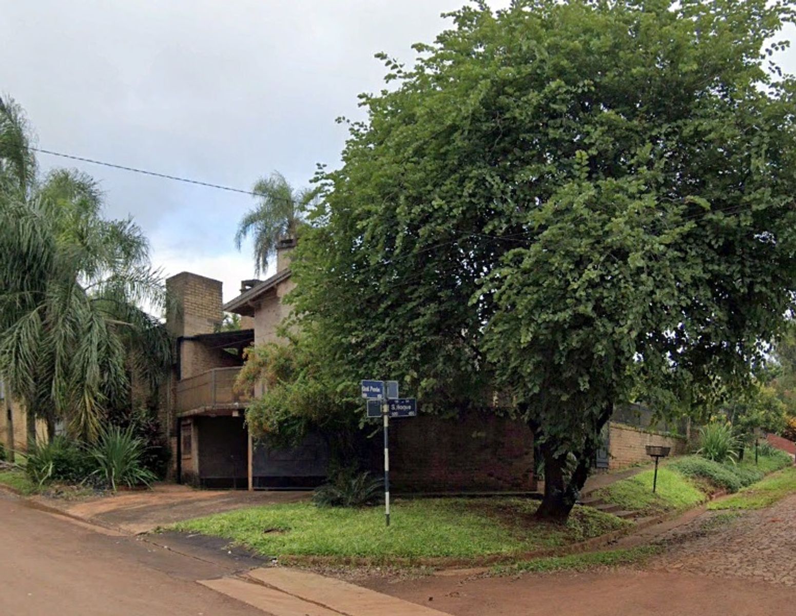 Casa 4 Dormitorios En Venta Barrio Docente Oberá Esquina
