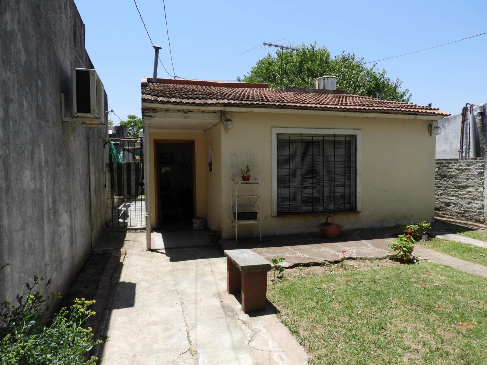 EXCELENTE PROPIEDAD CASA TRES AMBIENTES,  AMPLIO PATIO, GALPÓN , PARRILLA Y ENTRADA DE AUTO.
