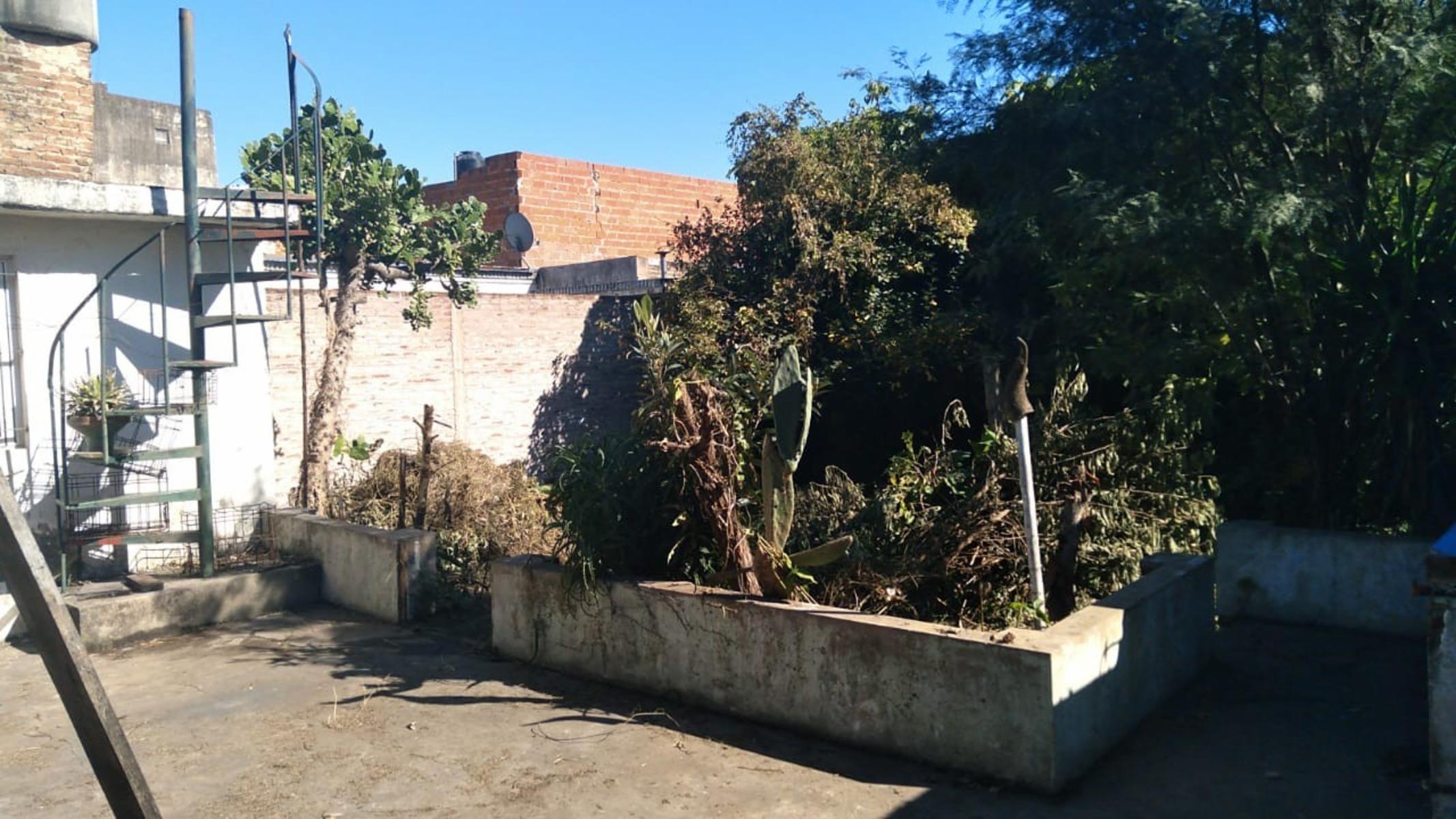 REGIA y AMPLISIMA CASA 3/4 AMB s/ GRAN LOTE DE TERRENO en VILLA BALLESTER, proximo Avenidas importantes y buenos accesos