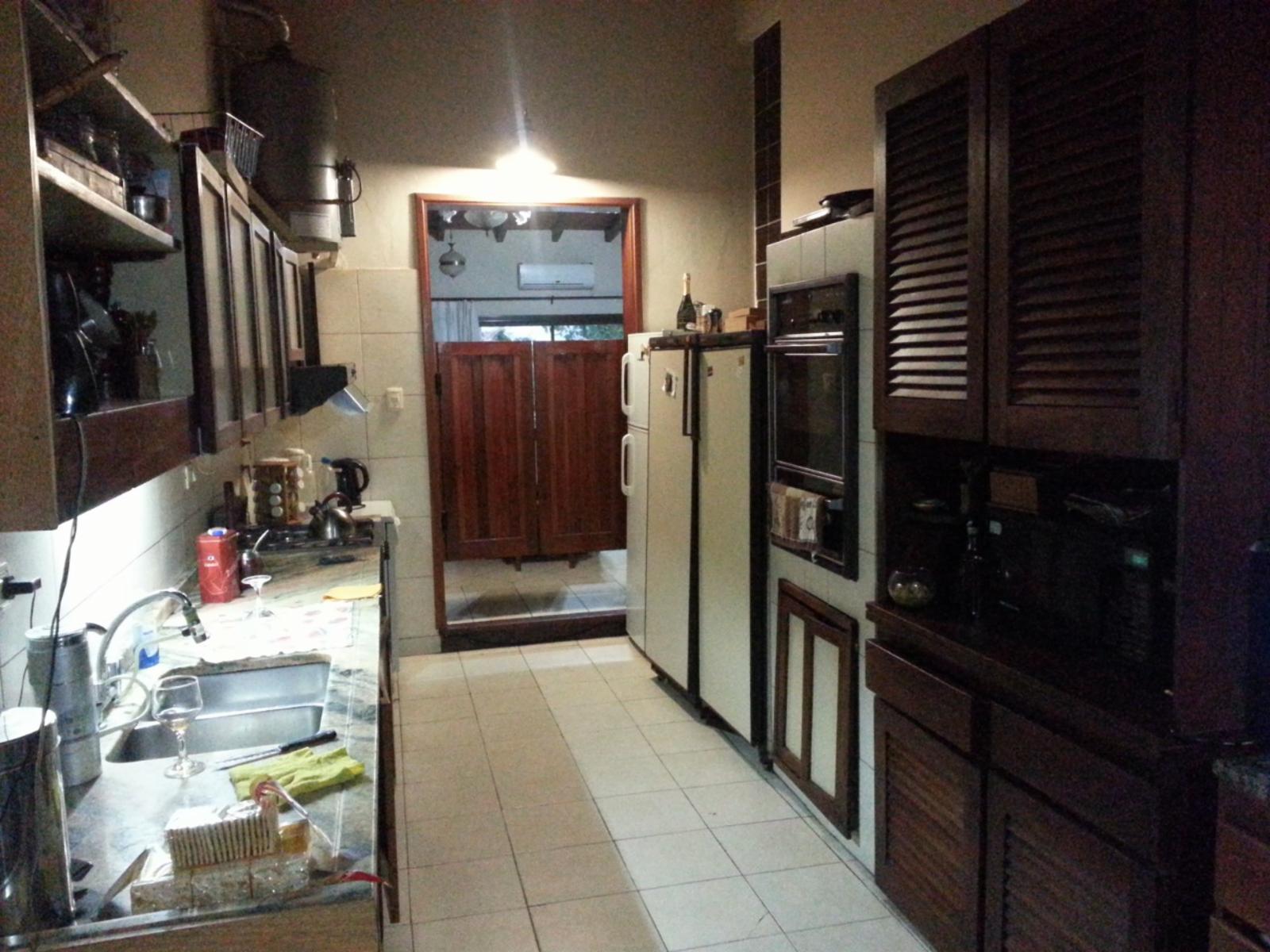 EXCELENTE CASA DE 4 DORMITORIOS PILETA QUINCHO Y PLAYROOM EN BARRIO LAS ROSAS