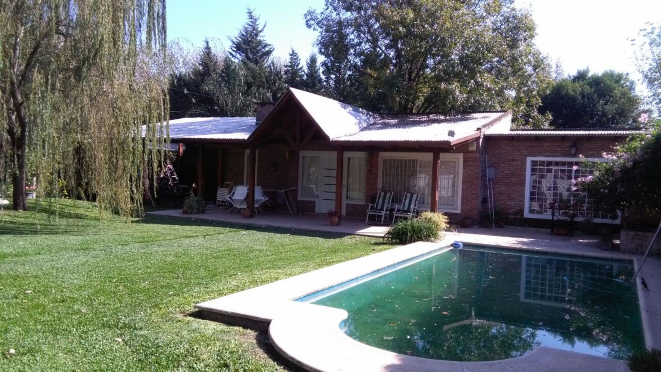 CASA 1 DORMITORIO. JARDÍN. PSICINA. GALERÍA. COCHERA. EXCELENTE ENTORNO.