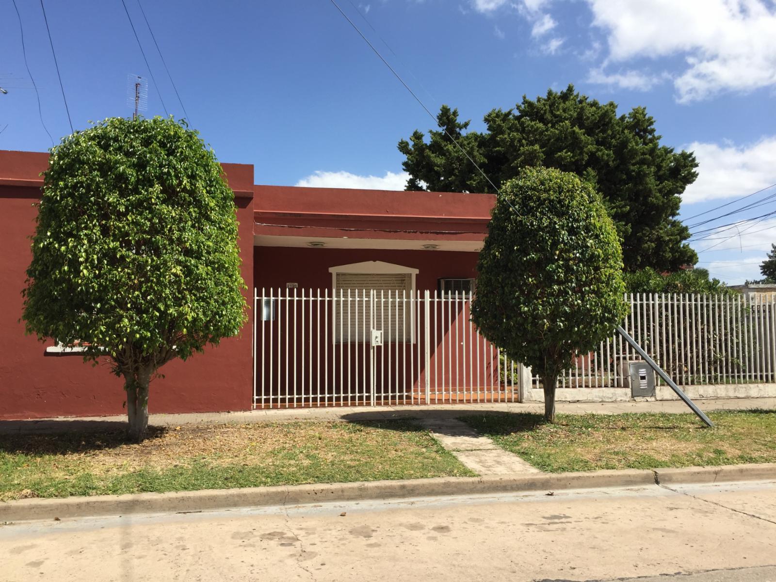 CASA AMERICANA EN ESQUINA CON LOCAL