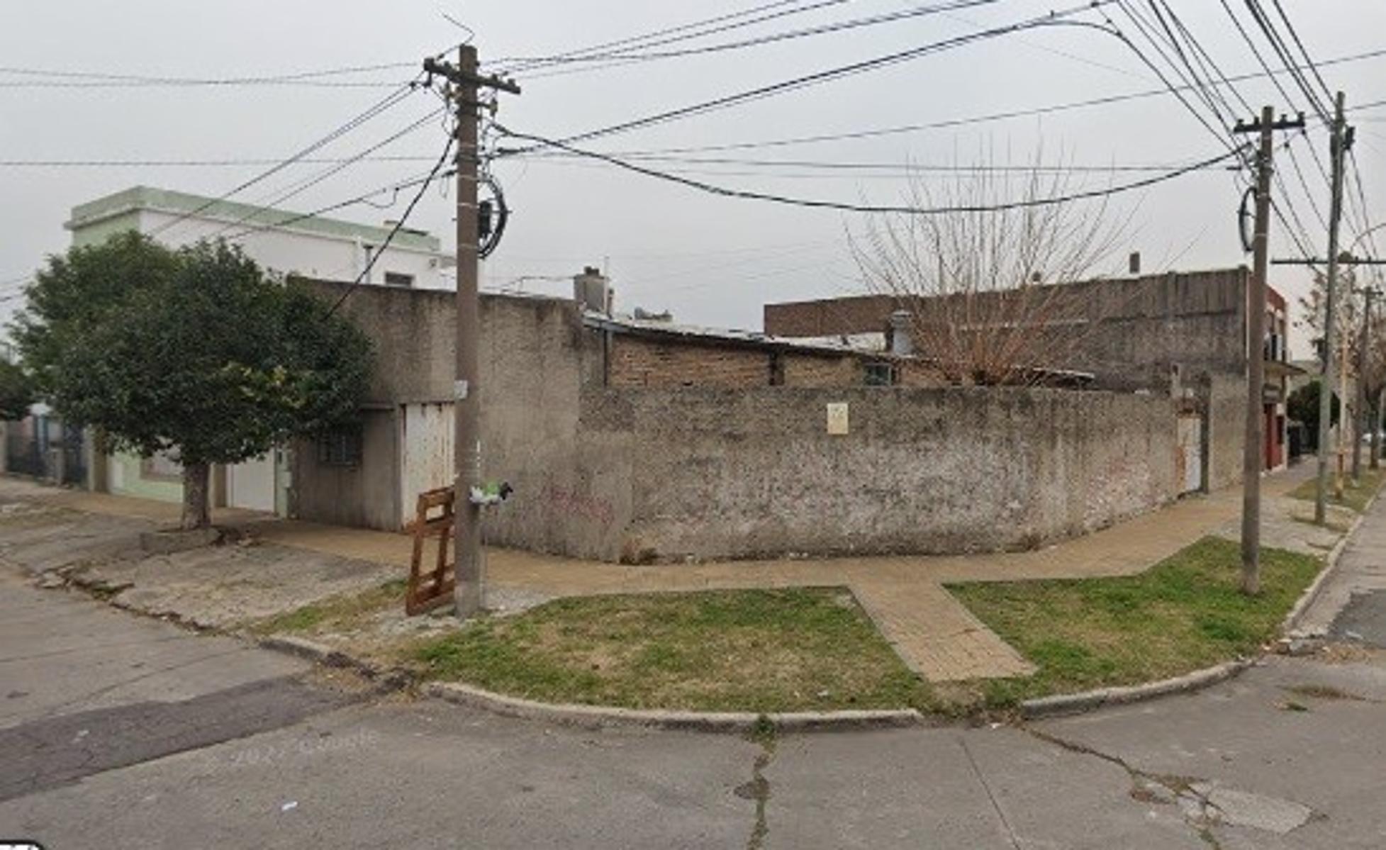 EXCELENTE LOTE SOBRE CALLE COLOMBRES ESQUINA VELEZ SARFIELD, IDEAL CONSTRUCTOR