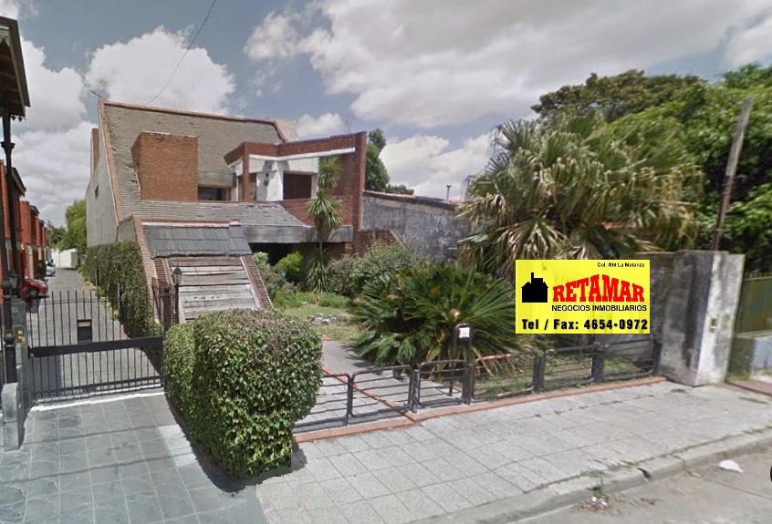 Chalet en dos plantas de 240 m2 cubiertos sobre lote de 10m por 53m en Villa Sarmiento frente al Club Armenio.