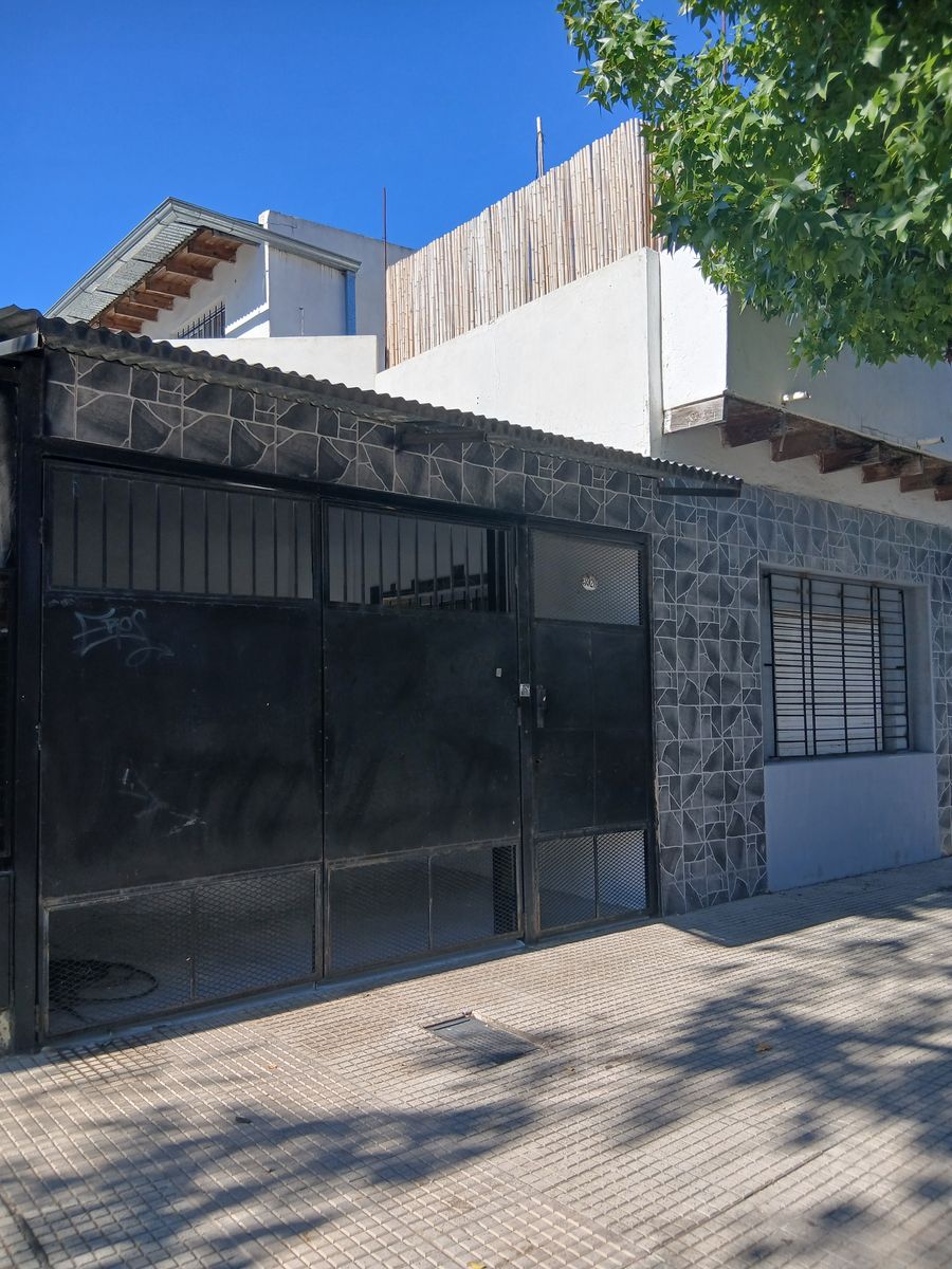 CASA EN FLORESTA CON PATIO Y TERRAZA