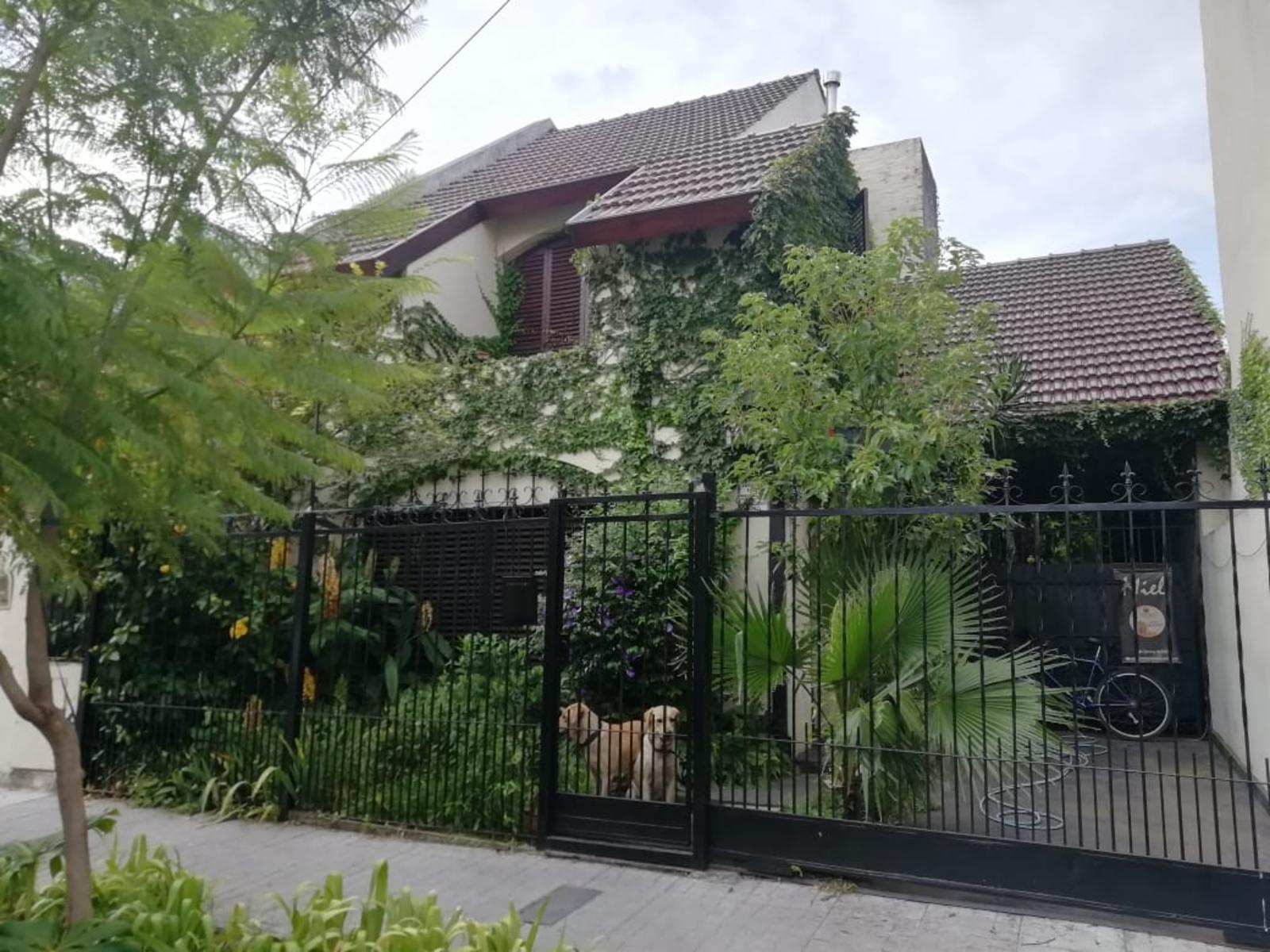 CHALET DE 2 PLANTAS EN EL CORAZON DE VILLA SARMIENTO DE 5 AMBIENTES.