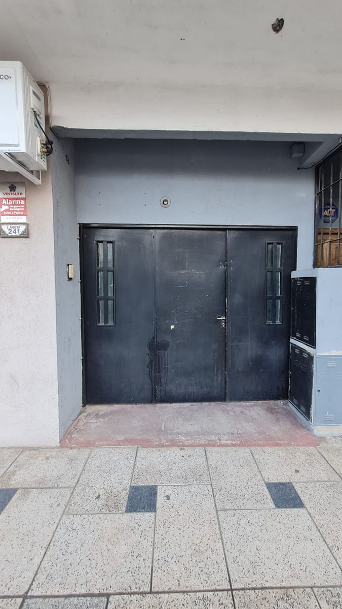 Departamento 2 ambientes en planta baja con amplio fondo libre, sobre Avenida Arieta