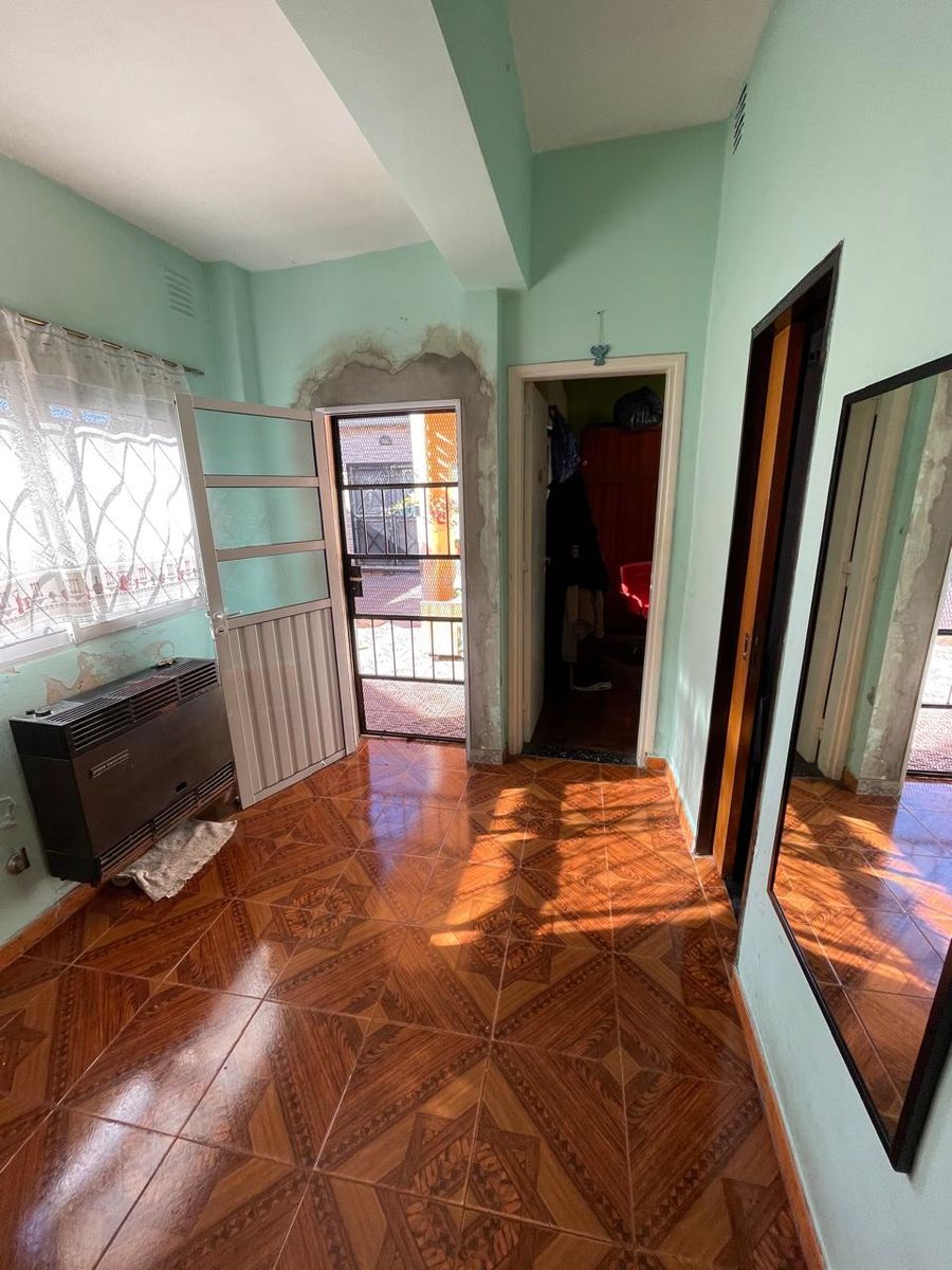 VENTA CASA 3 AMBIENTES AMPLIA Y DEPARTAMENTOMONOAMBIENTE, GARAGE PASANTE. LA TABLADA