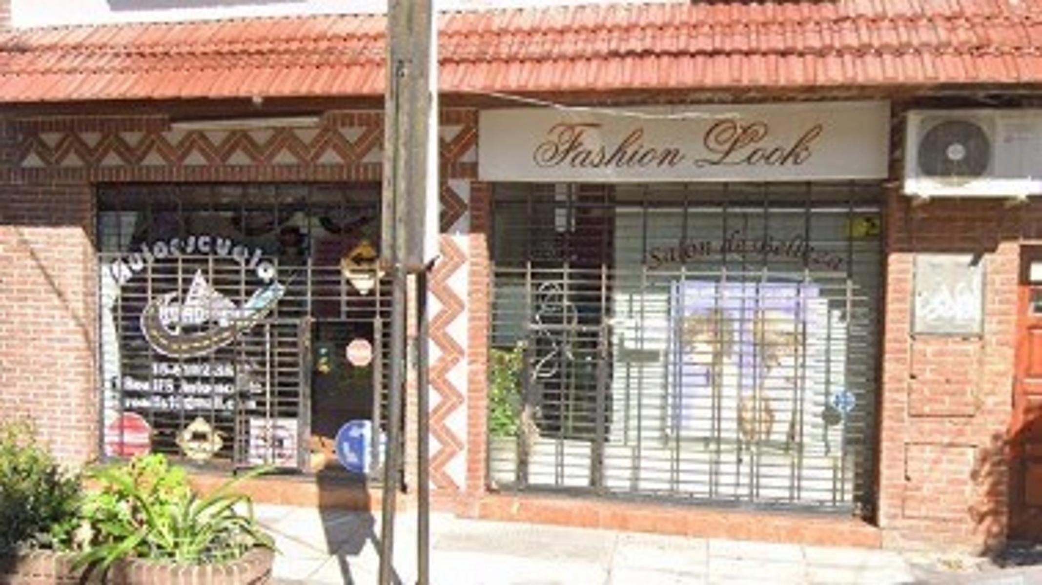 2 LOCALES  COMERCIAL AL FRENTE