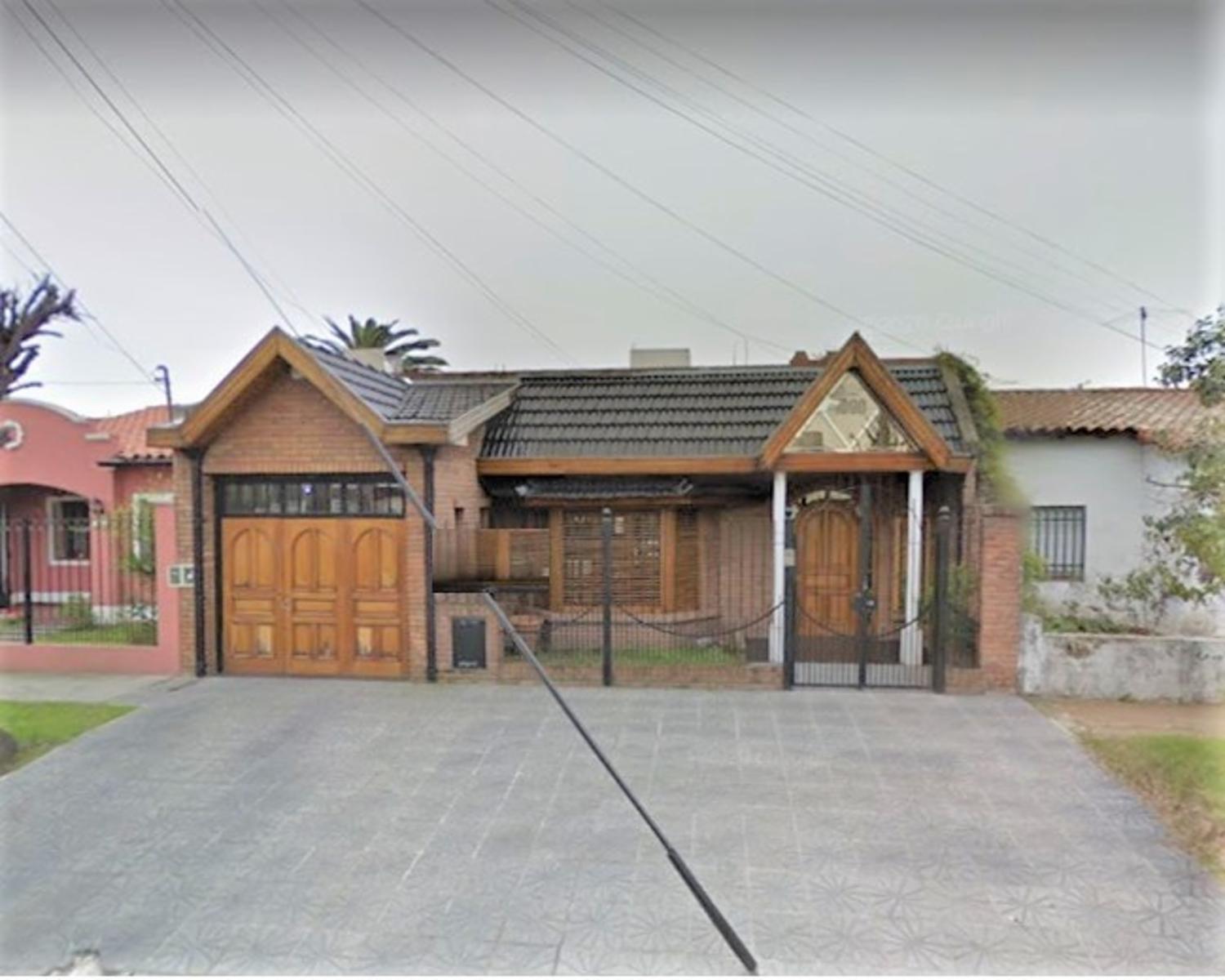 CASA EN VILLA LUZURIAGA, NUEVO PRECIO** CASA SOBRE LOTE PROPIO DE TRES AMBIENTES, GARAGE CUBIERTO