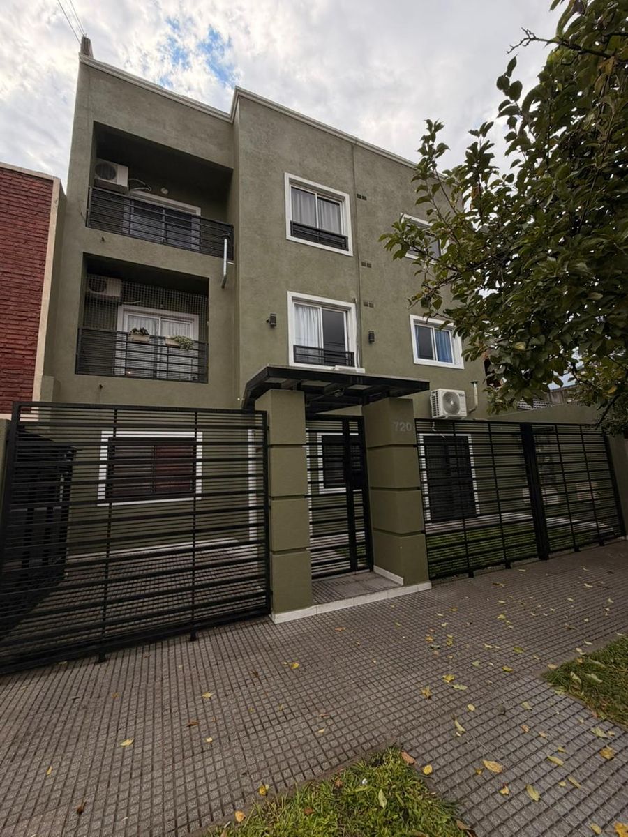 Departamento 2 ambientes en segundo piso al contrafrente. Excelente ubicacion